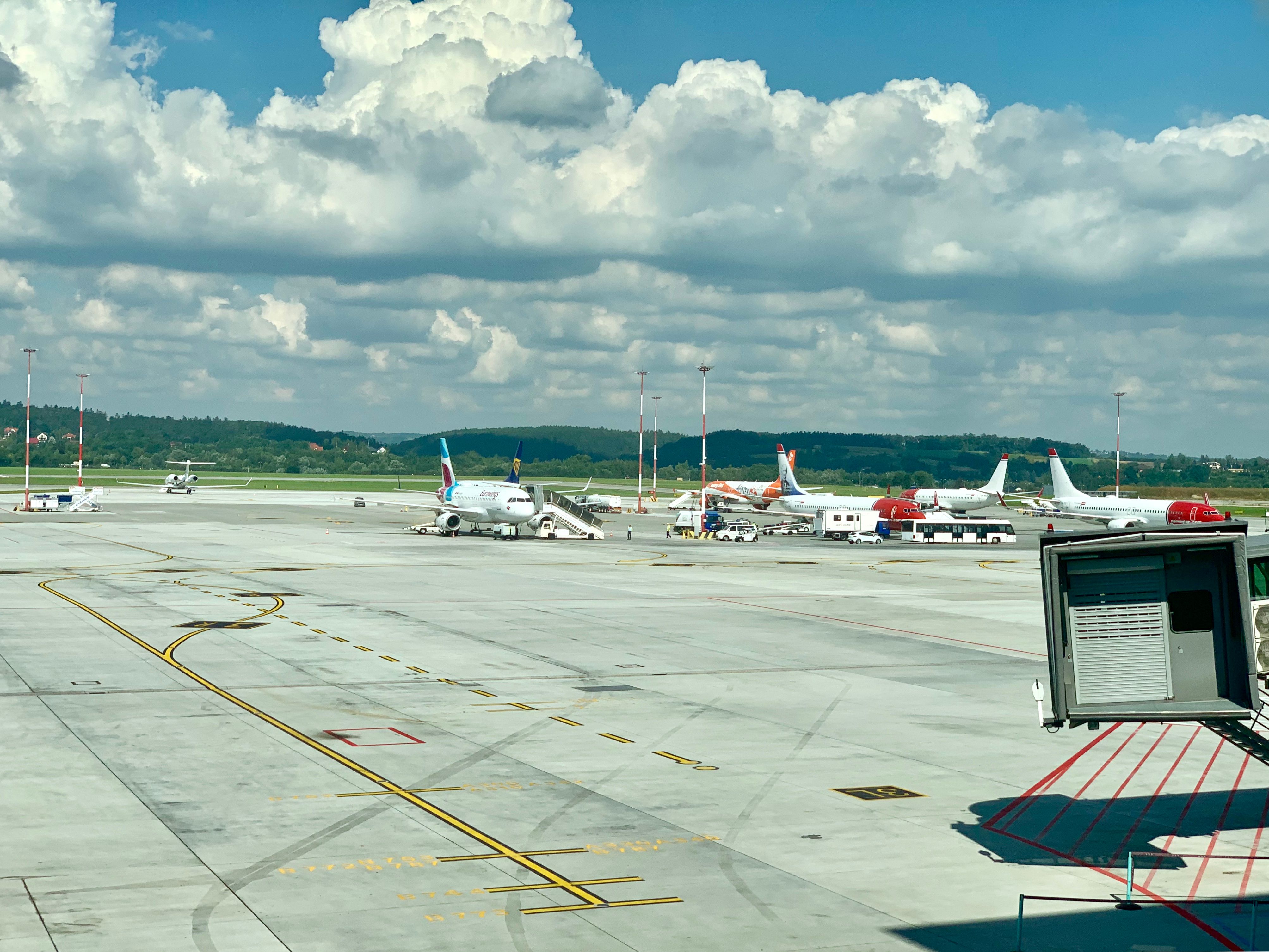 John_Paul_II_Airport_in_Balice-Kraków_tarmac_seen_from_airport_terminal,_Poland,_2019