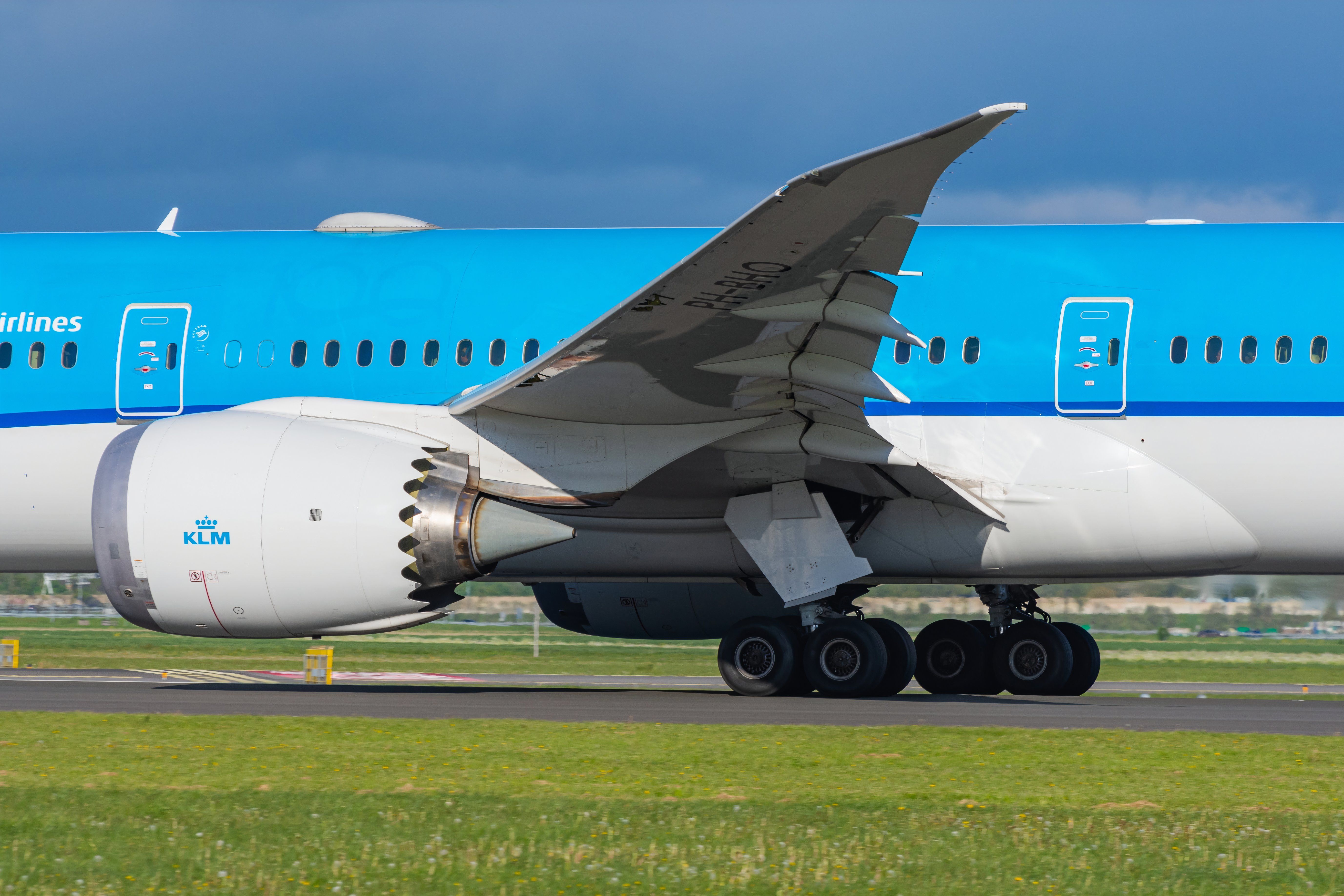 KLM 787 shutterstock_2473975563