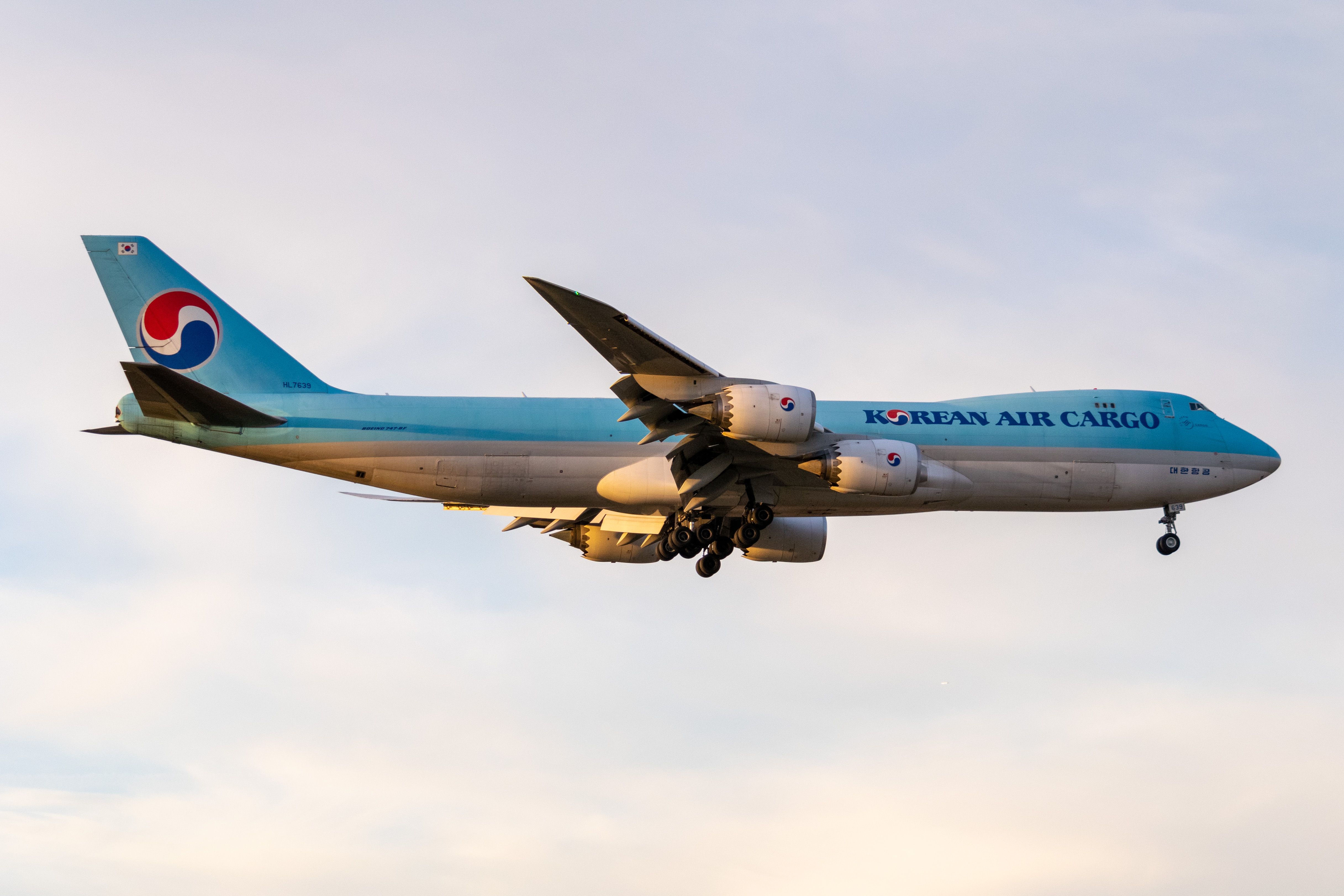 Korean Air 747-8F Flying