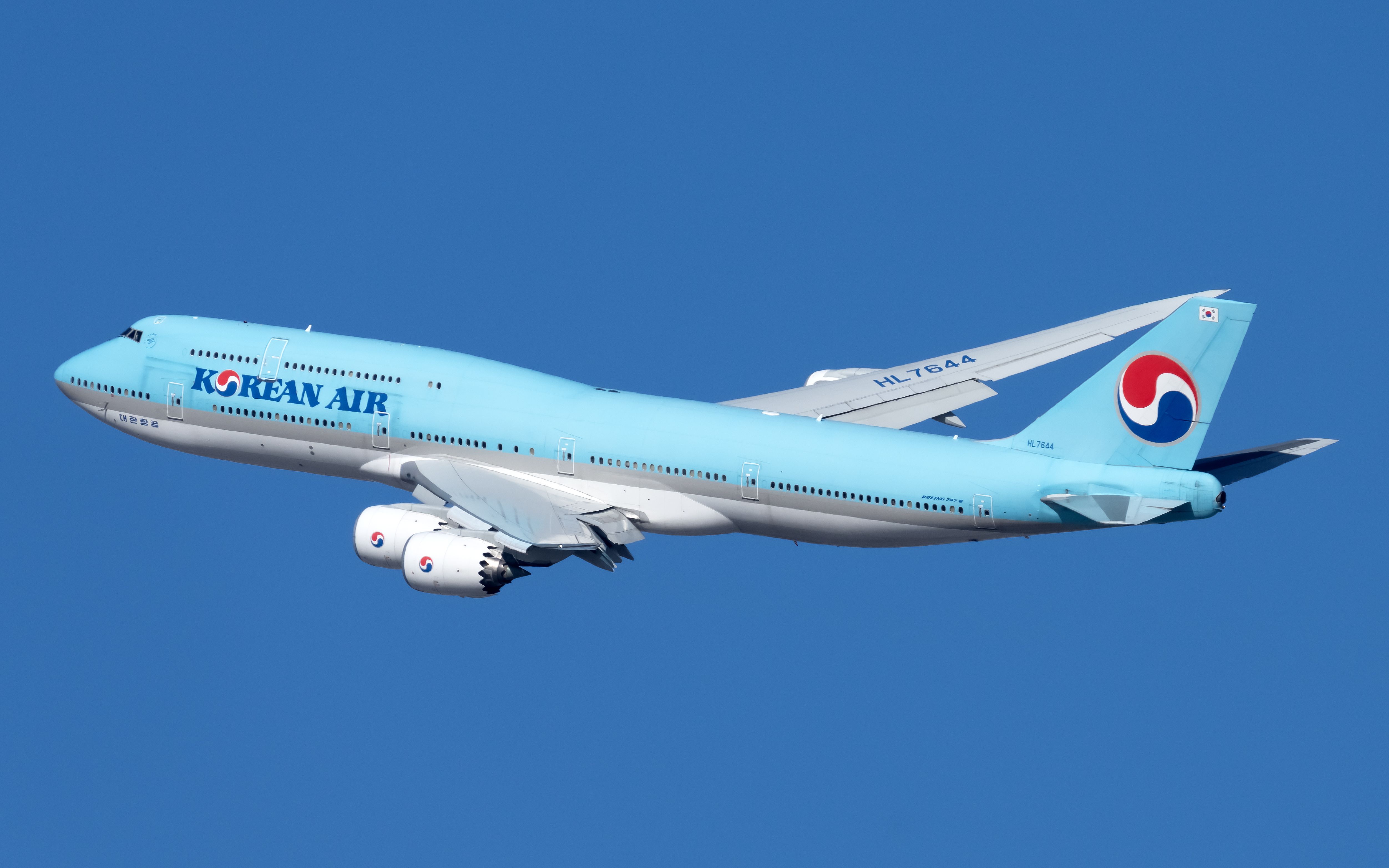 Korean Air Boeing 747-8 flying 