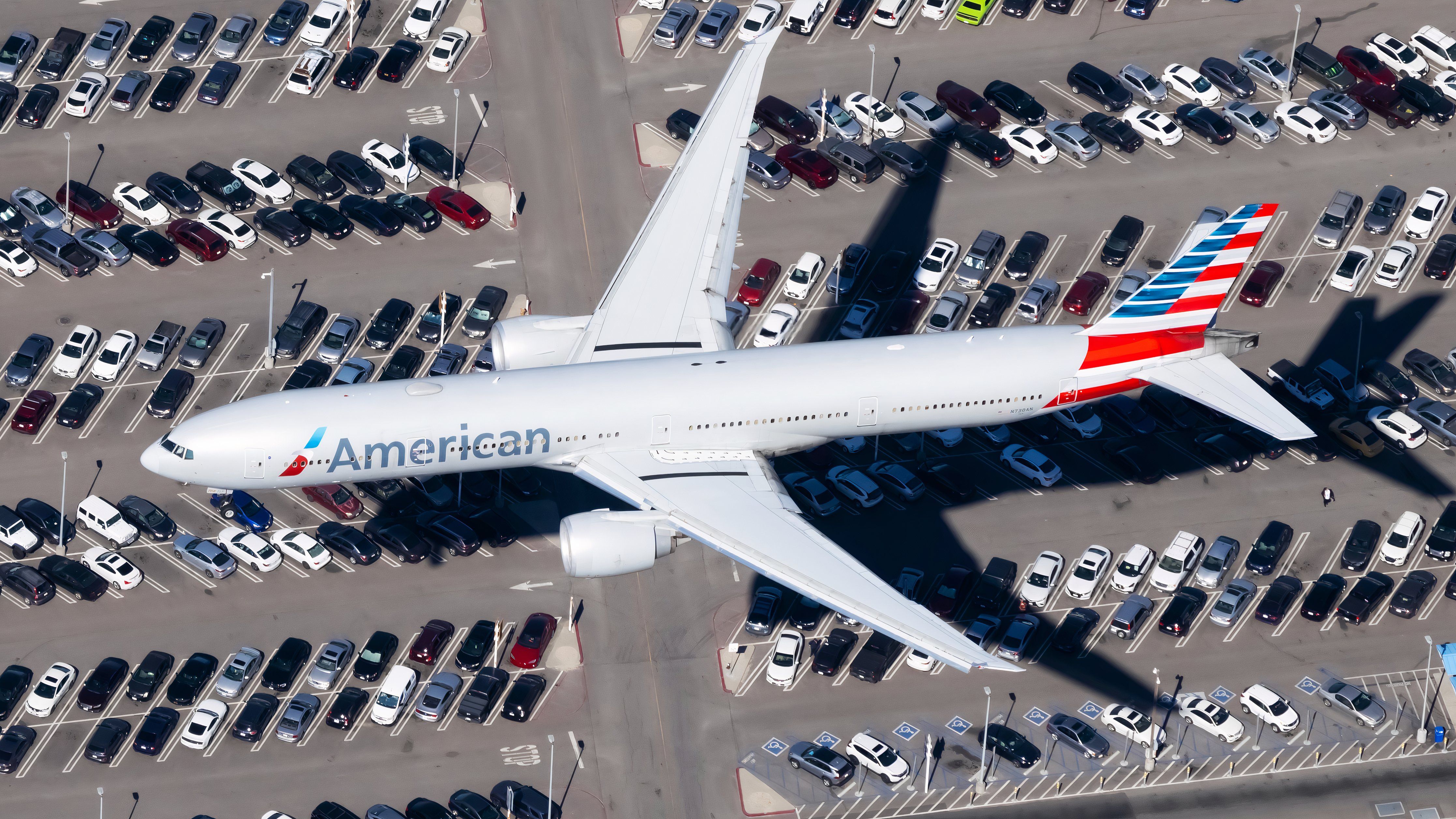 N730AN American Airlines Boeing 777-323(ER) (16x9)