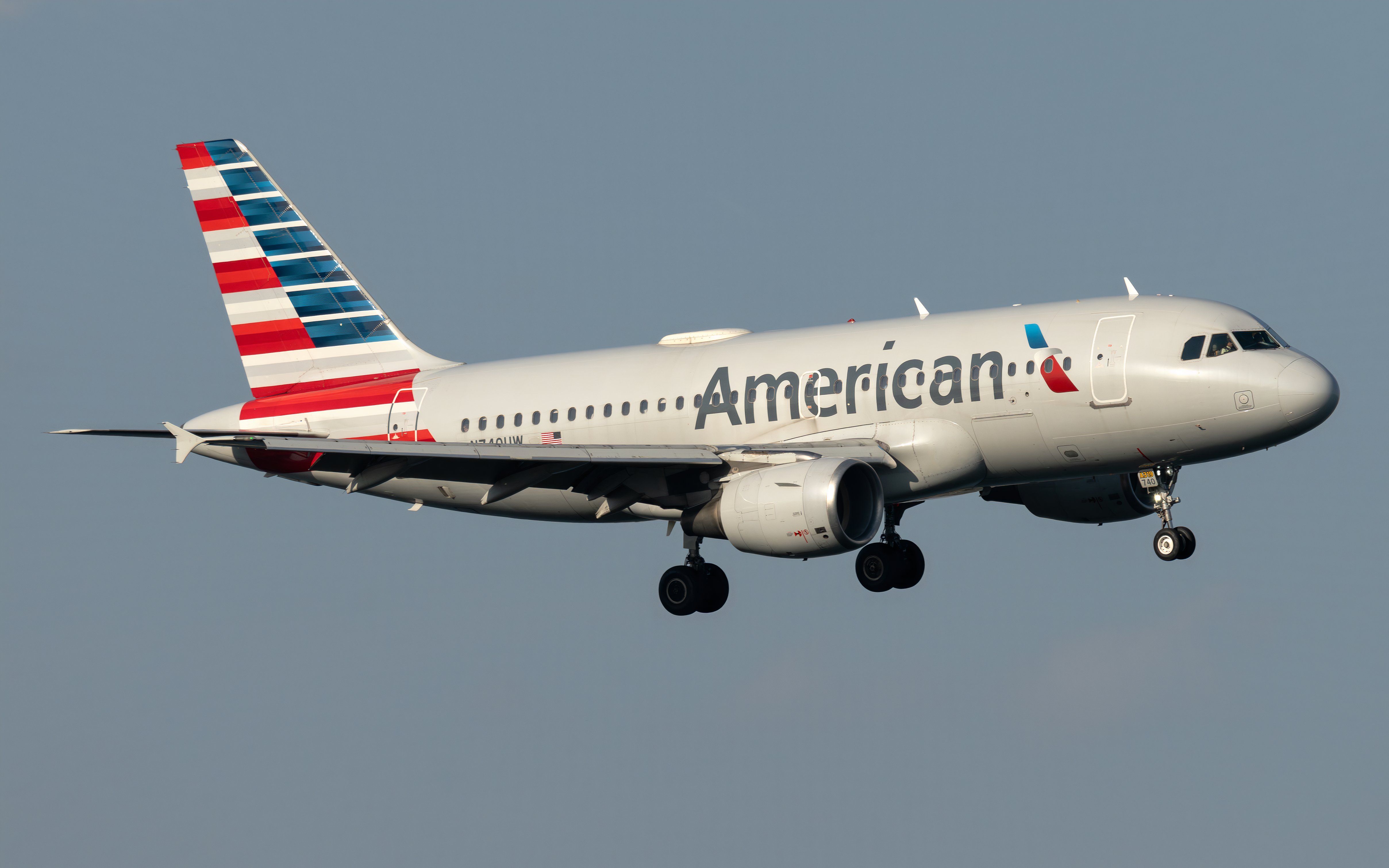 An American Airlines Airbus A319-112 approaches Washington Reagan National Airport (DCA)