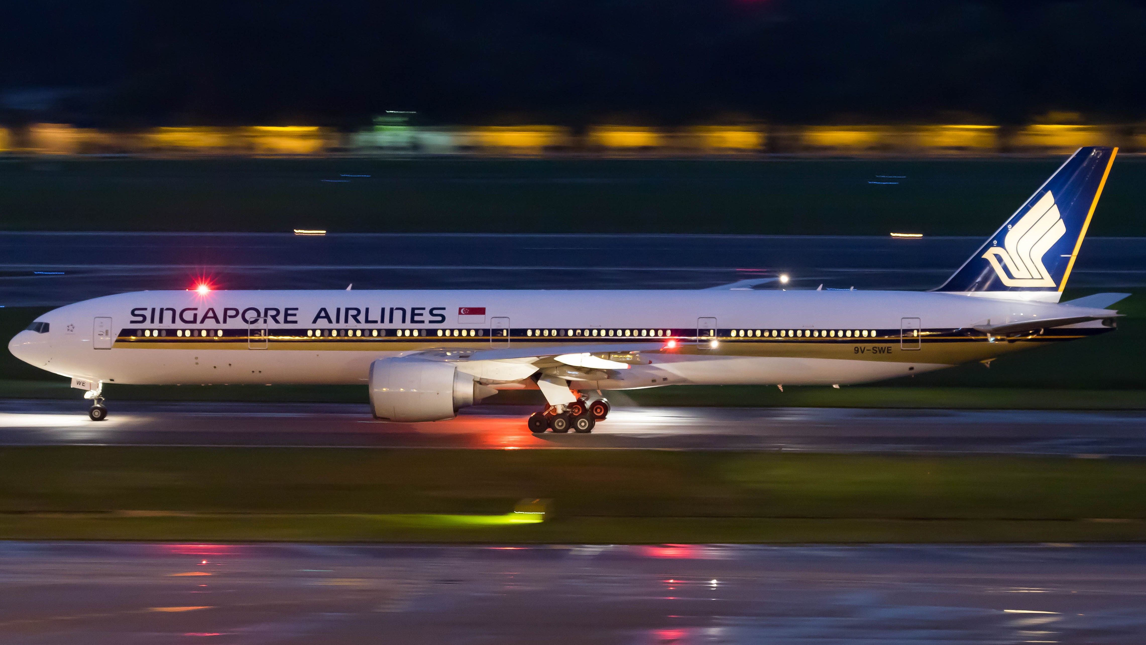 Singapore Airlines Boeing 777 taxiing at night