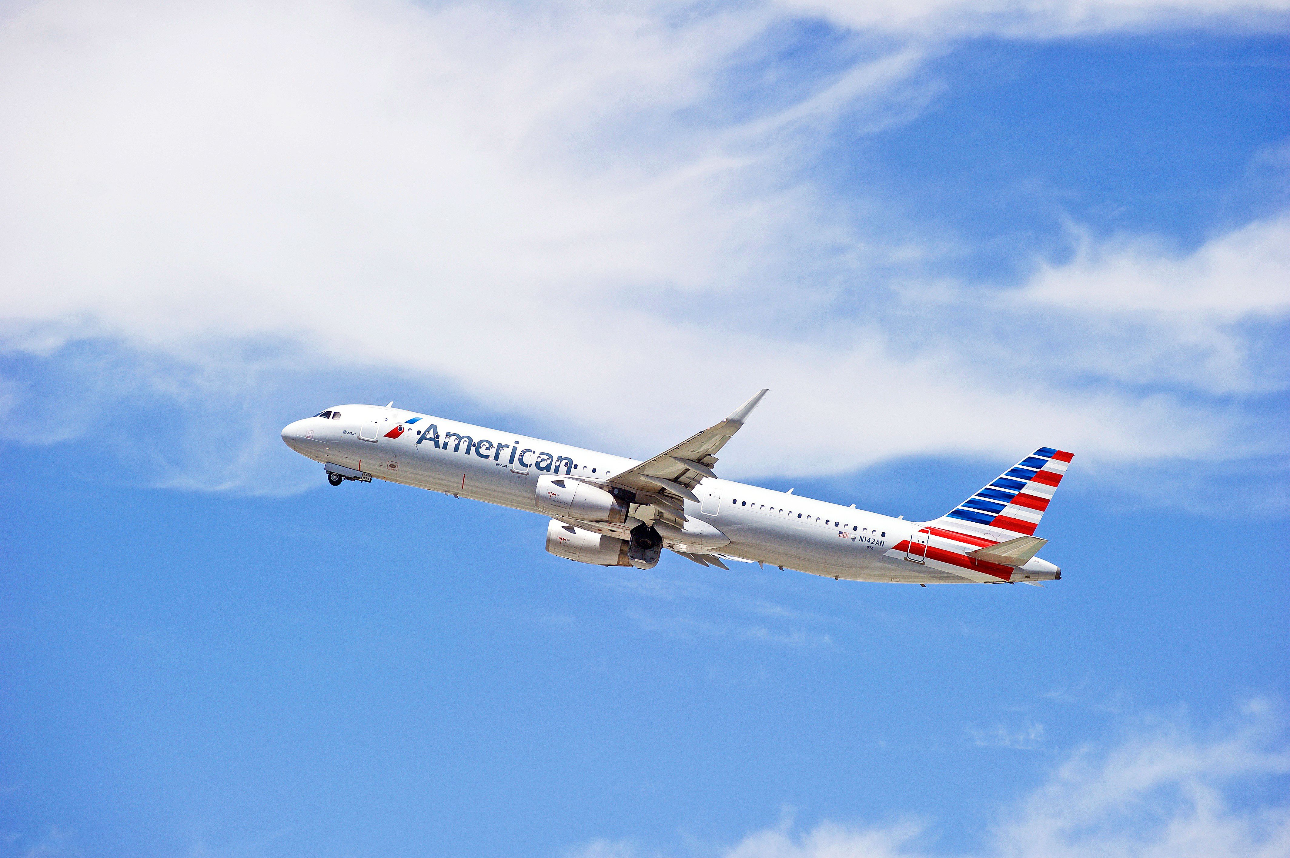 Airbus A321 (N142AN) of American Airlines taking off.