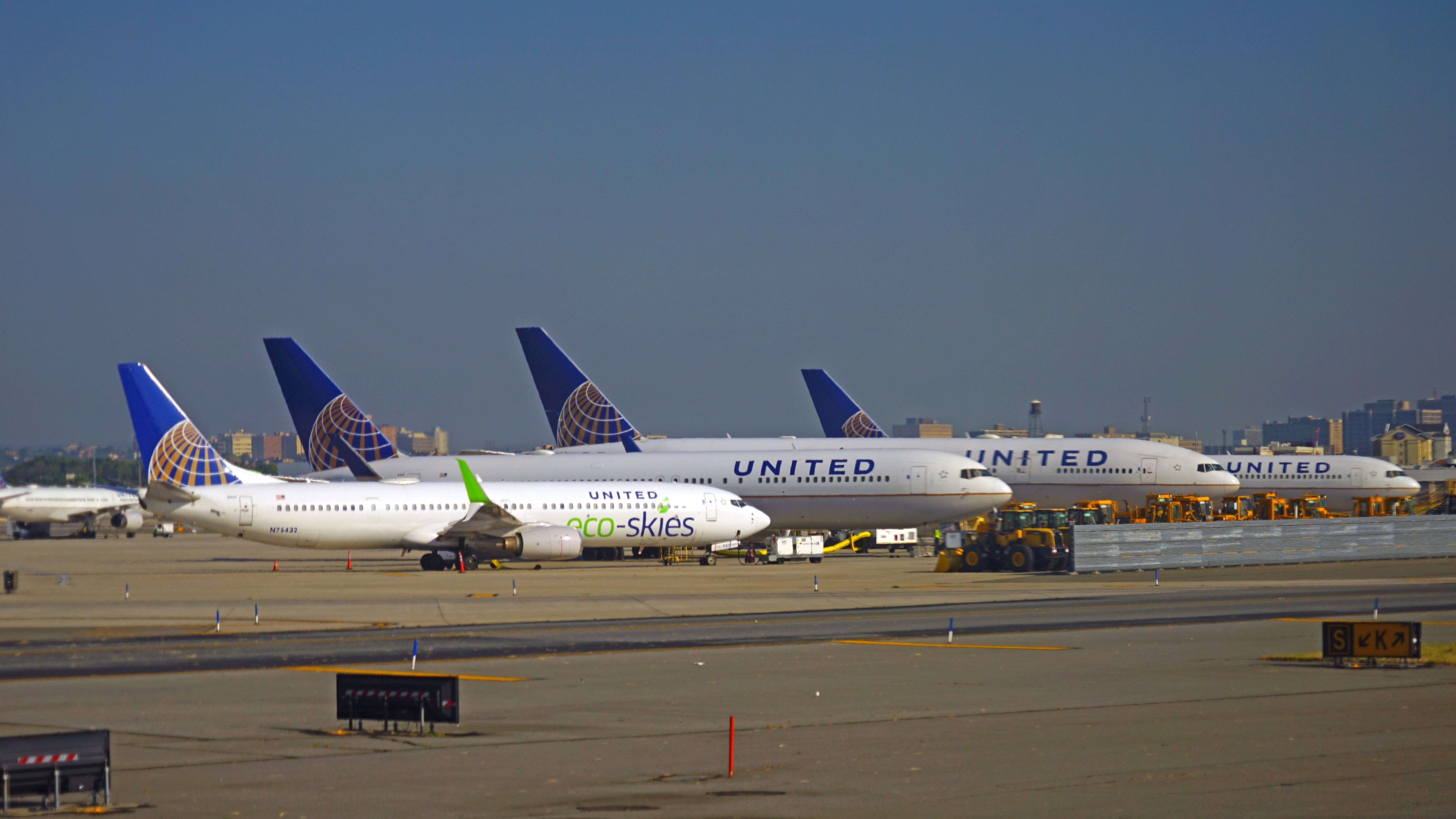 A fleet of United Airlines jets