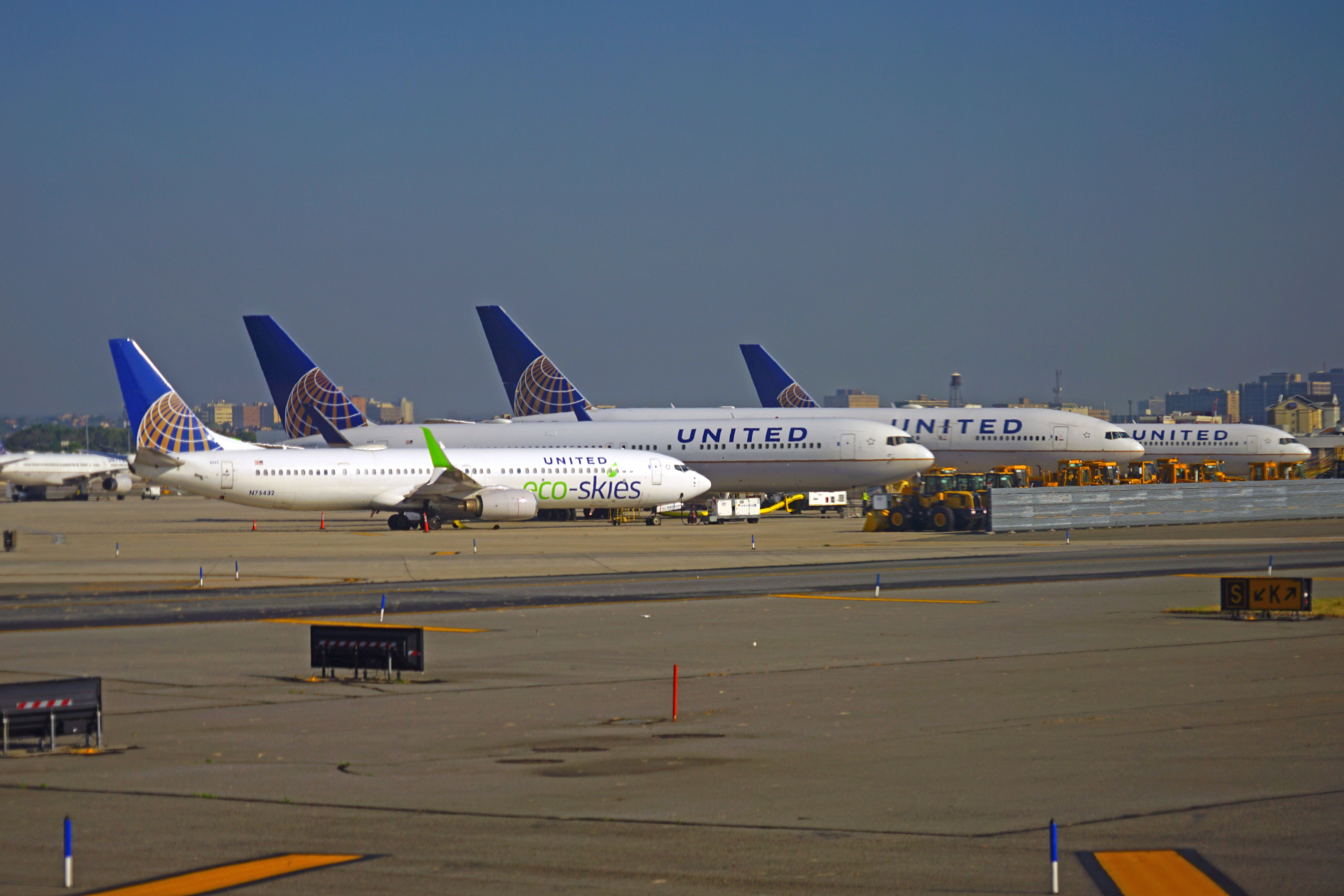 A fleet of United Airlines jets