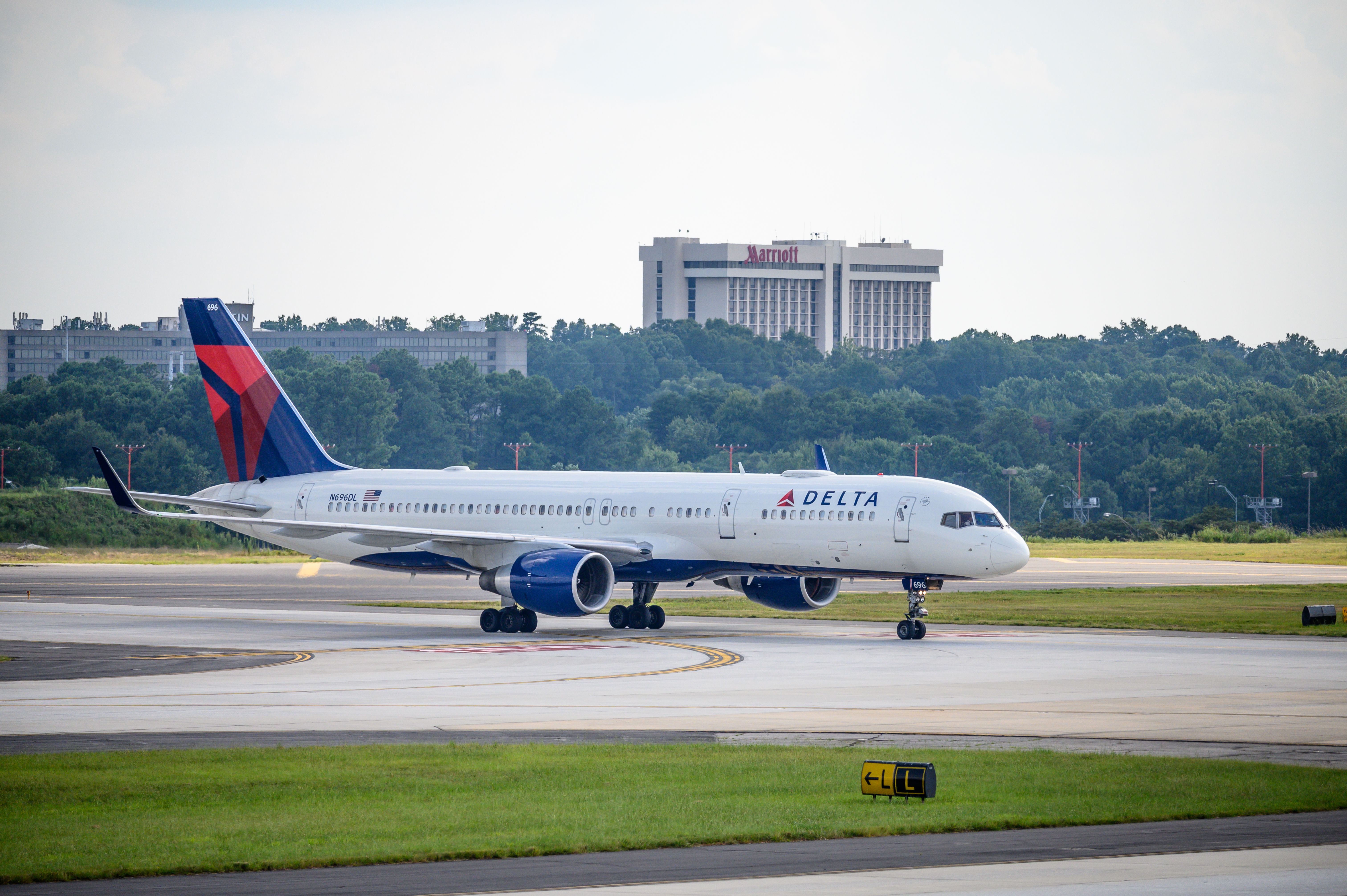 Delta Air Lines Boeing 757-232 (N696DL) at Hartsfield–Jackson Atlanta International Airport.