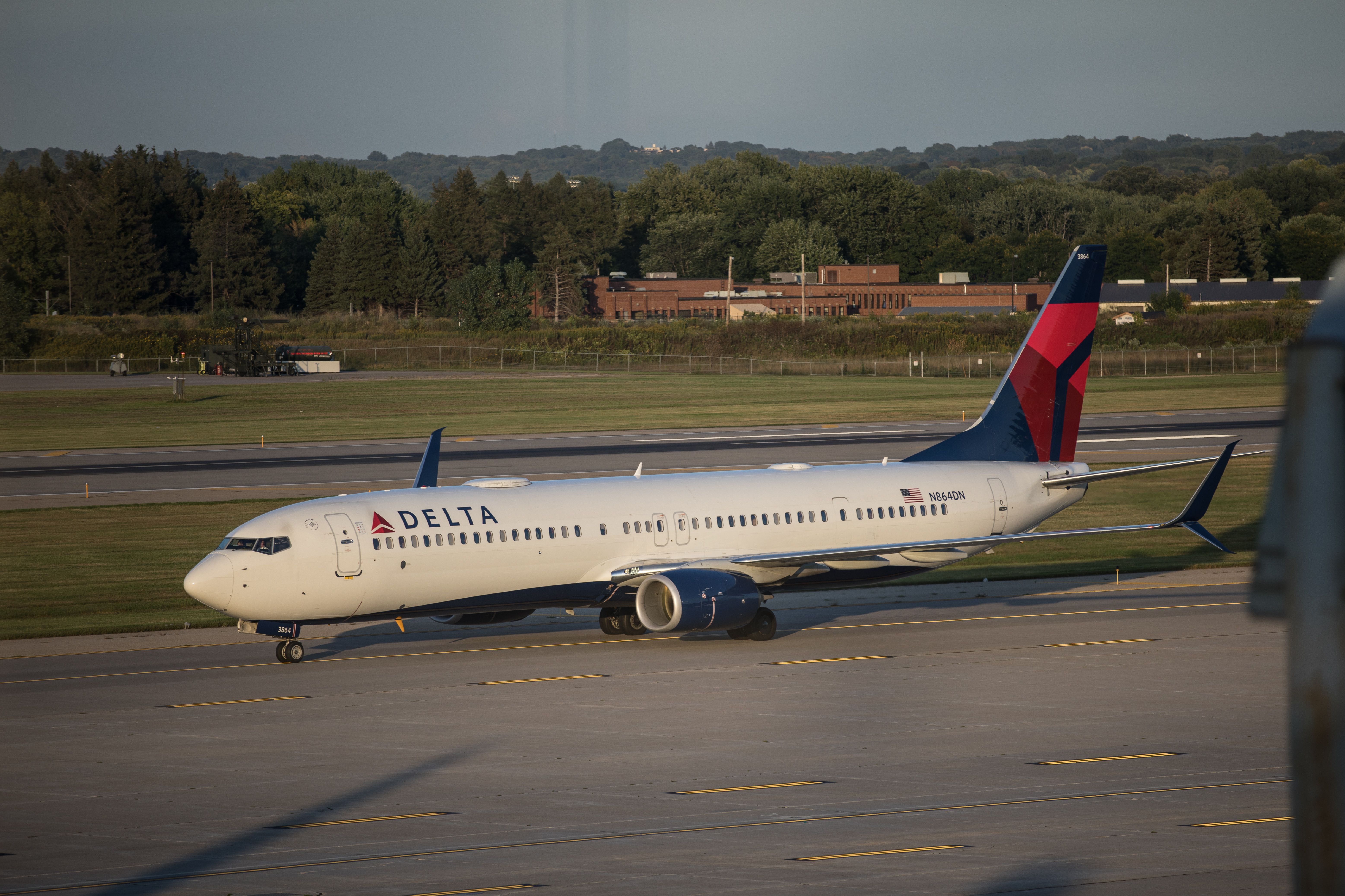 Boeing 737-932/ER (N864DN) of Delta Air Lines at Minneapolis-St. Paul International Airport.