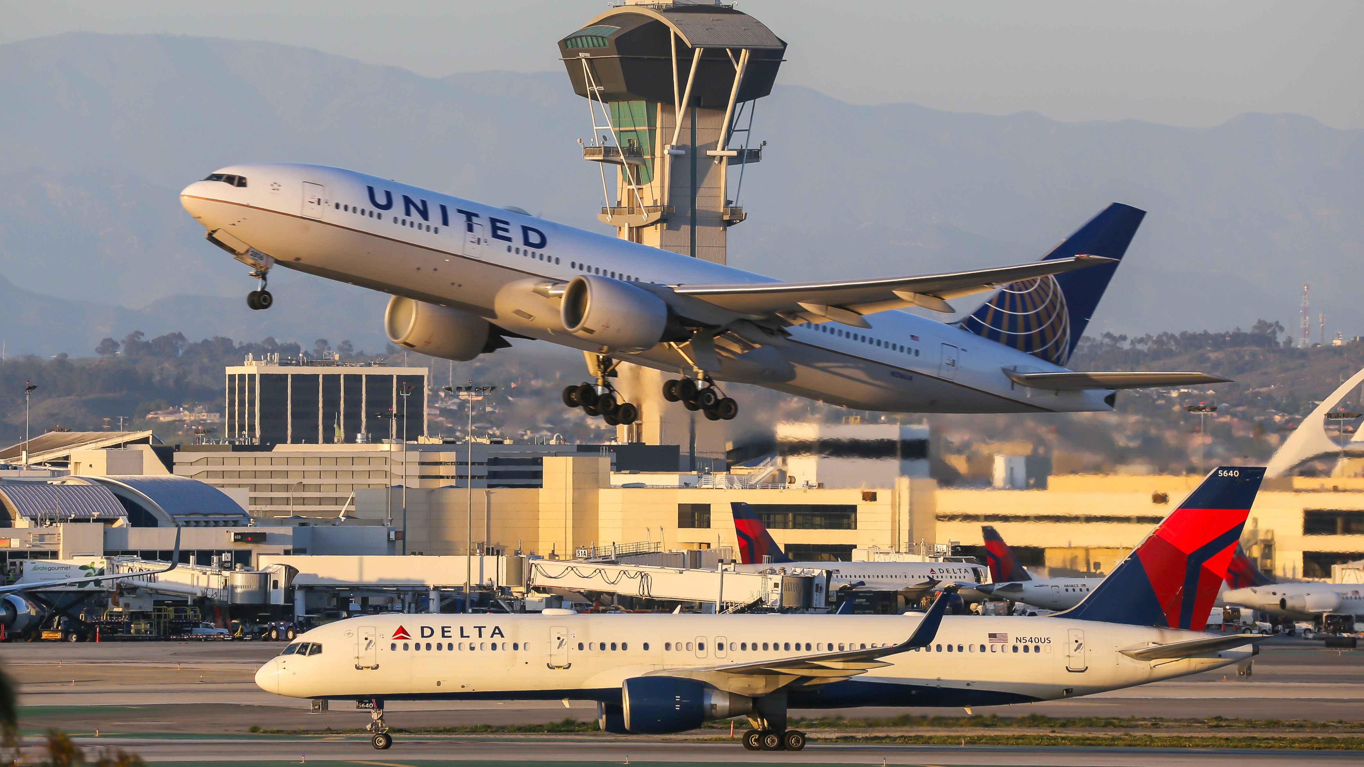 Major US airlines extend flight bans to Israel