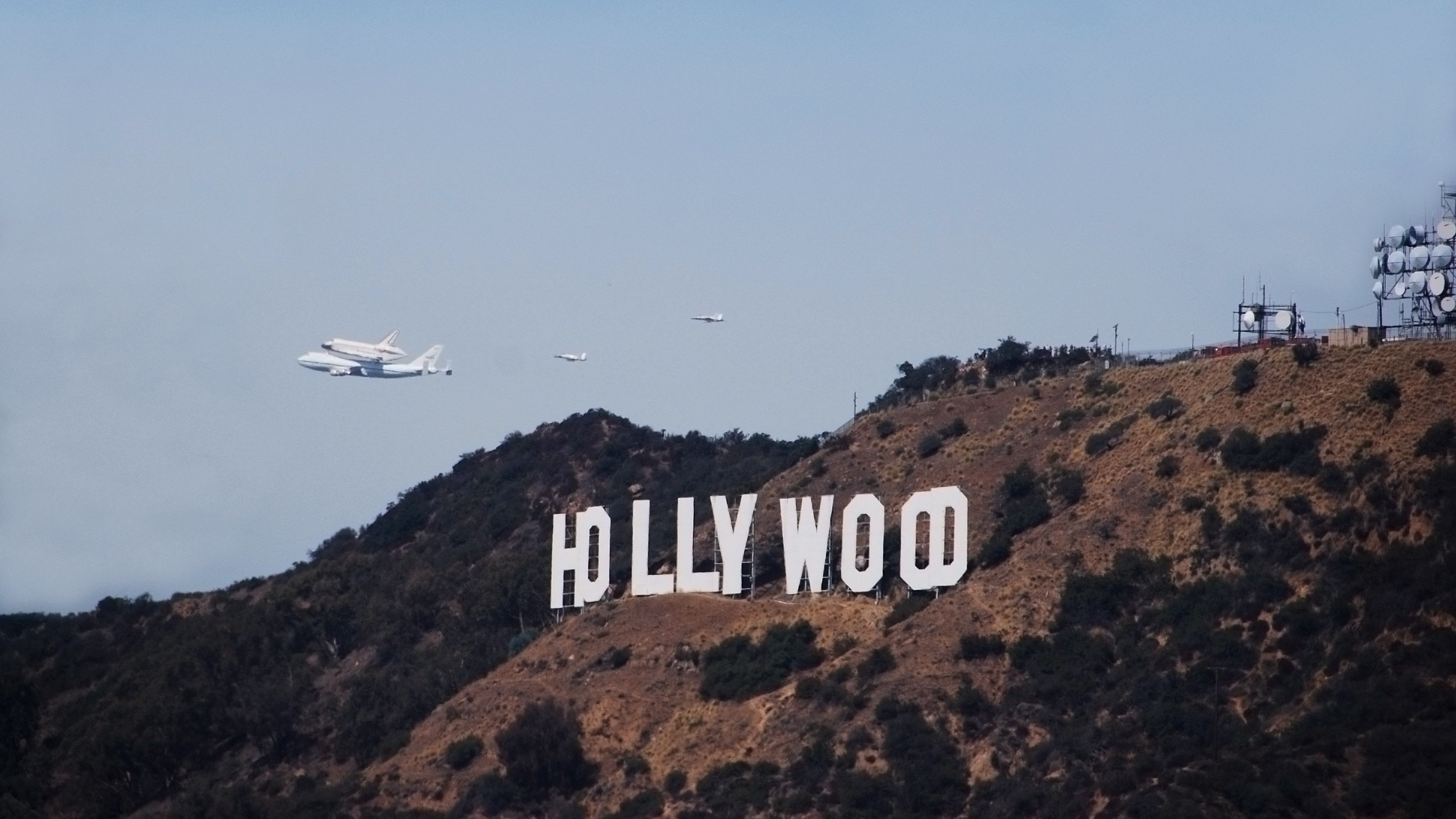 Boeing 747 flies past the Hollywood sign