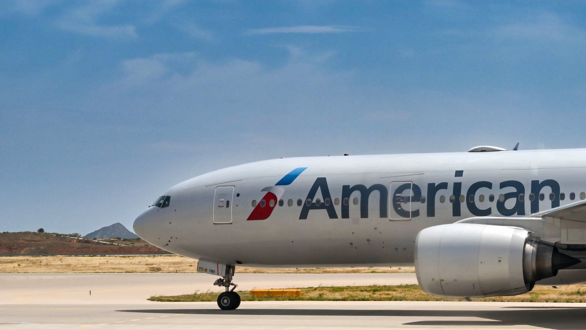 American Airlines Shutterstock_2182251889