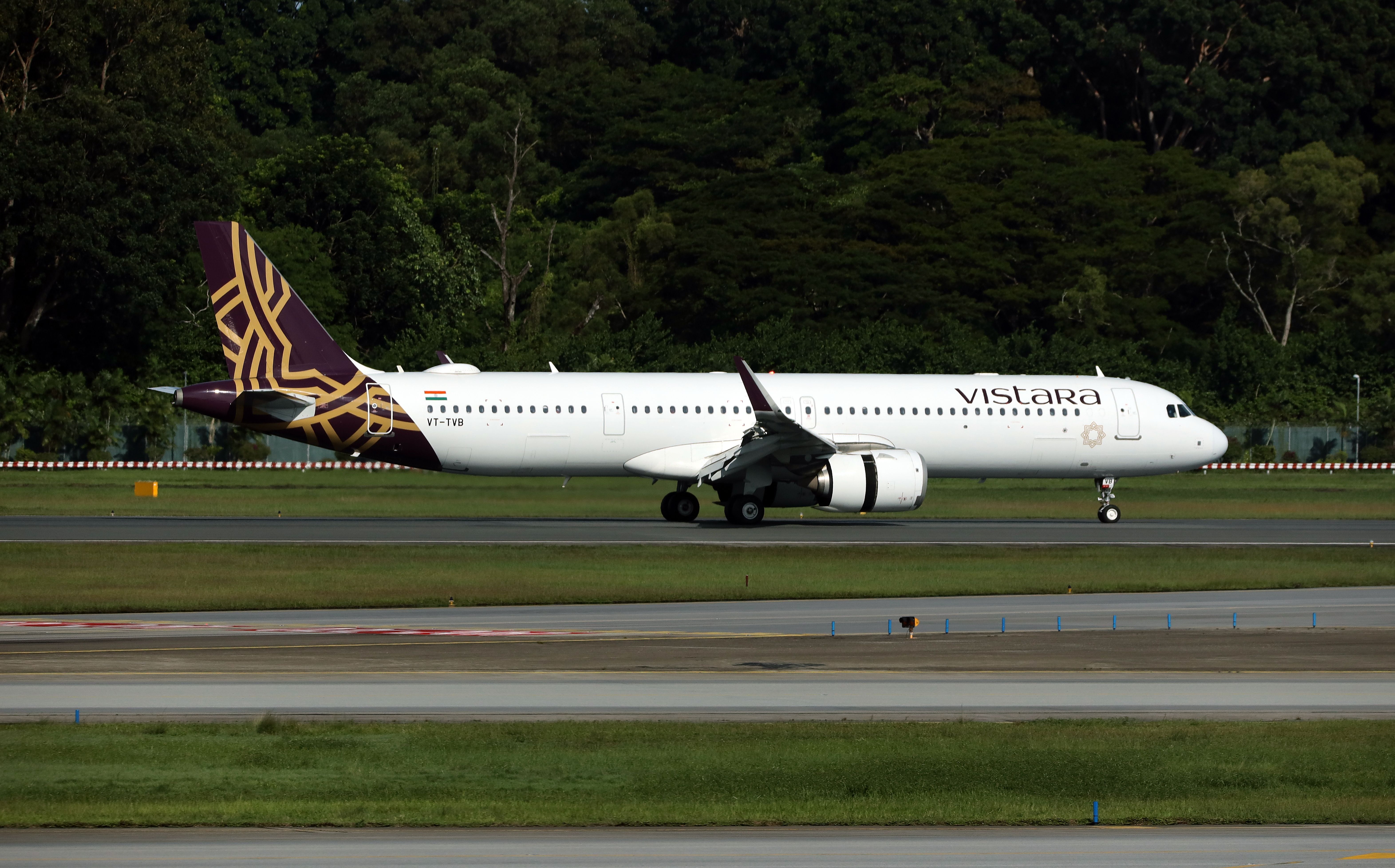 A Vistara Airbus A321neo at Changi airport