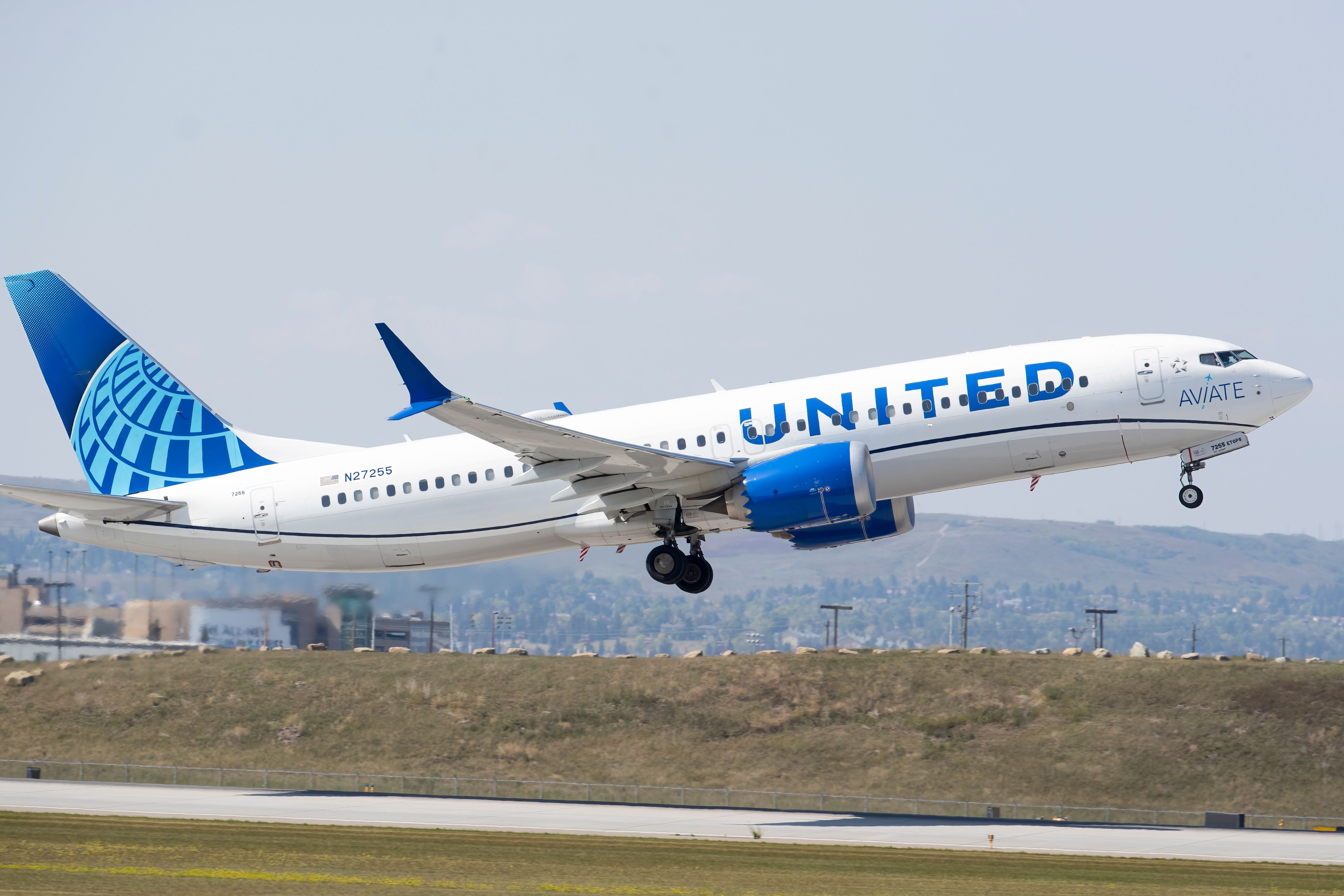 United Airlines Boeing 737 MAX 8 "AIRPLANE" N27255 takes off.