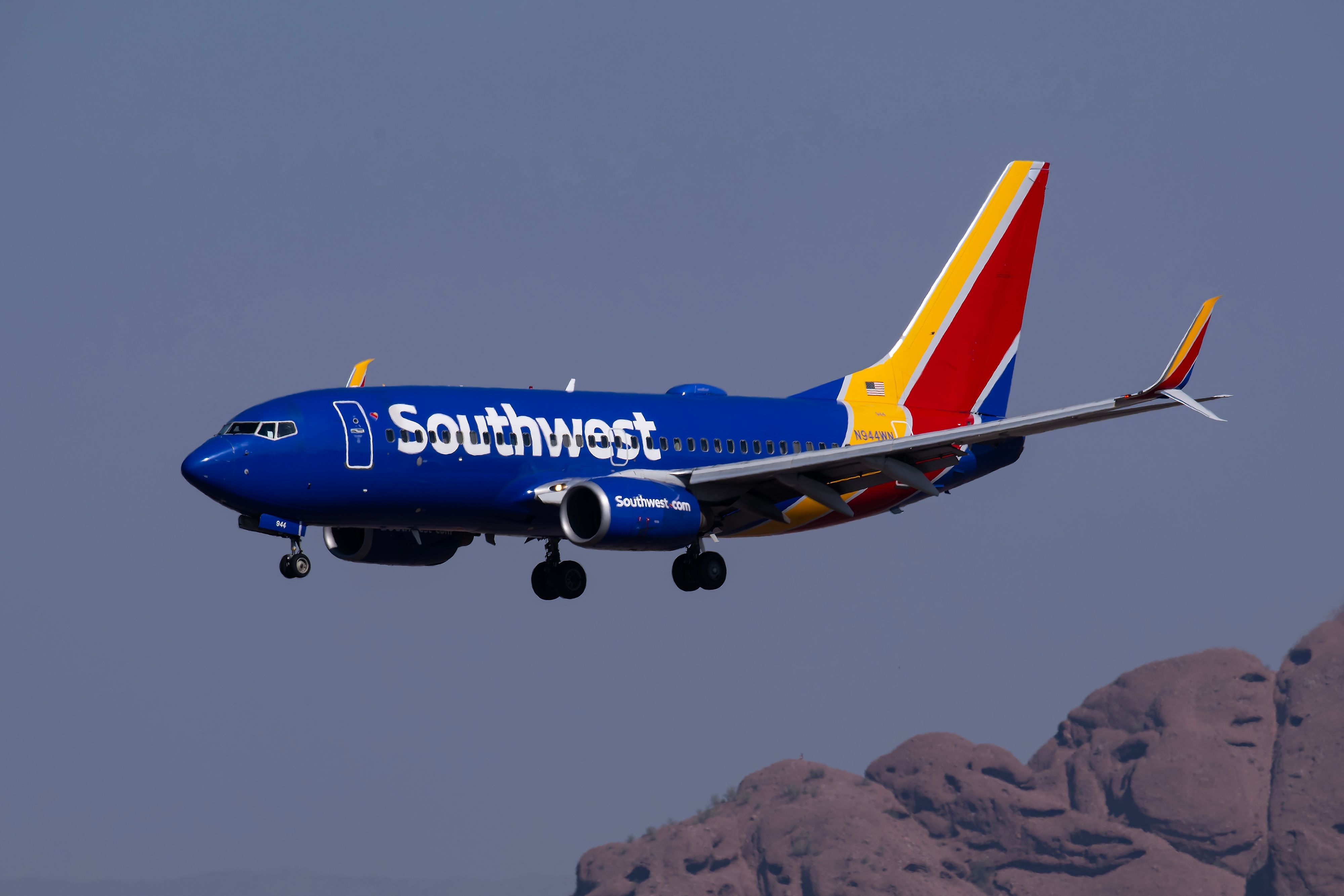 Southwest Airlines Boeing 737-7H4 (N944WN) landing a Phoenix Sky Harbor International Airport.