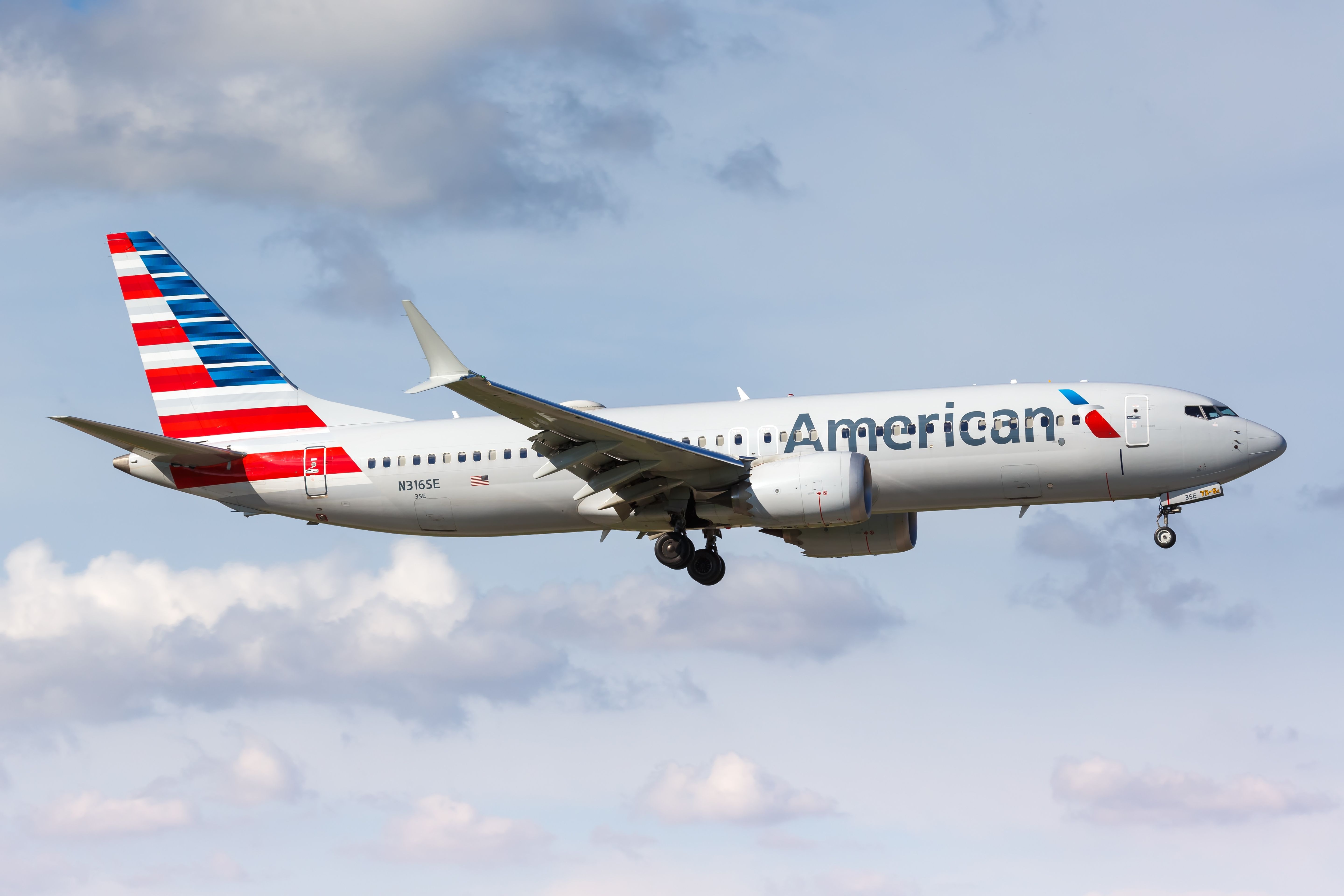 American Airlines Boeing 737 MAX 8 (N316SE) landing at Miami International Airport.