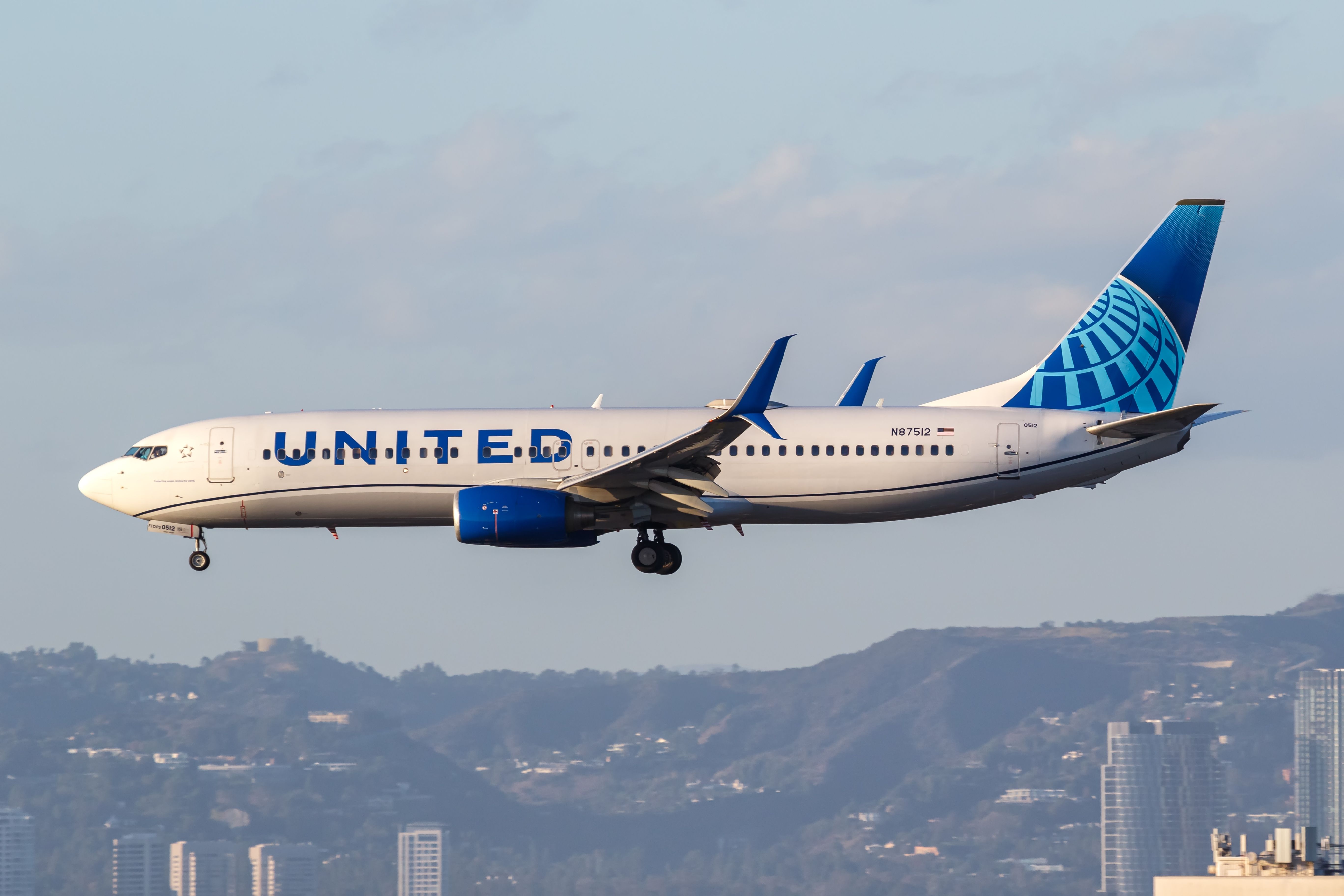 United Airlines Boeing 737-824 landing at Los Angeles International Airport.