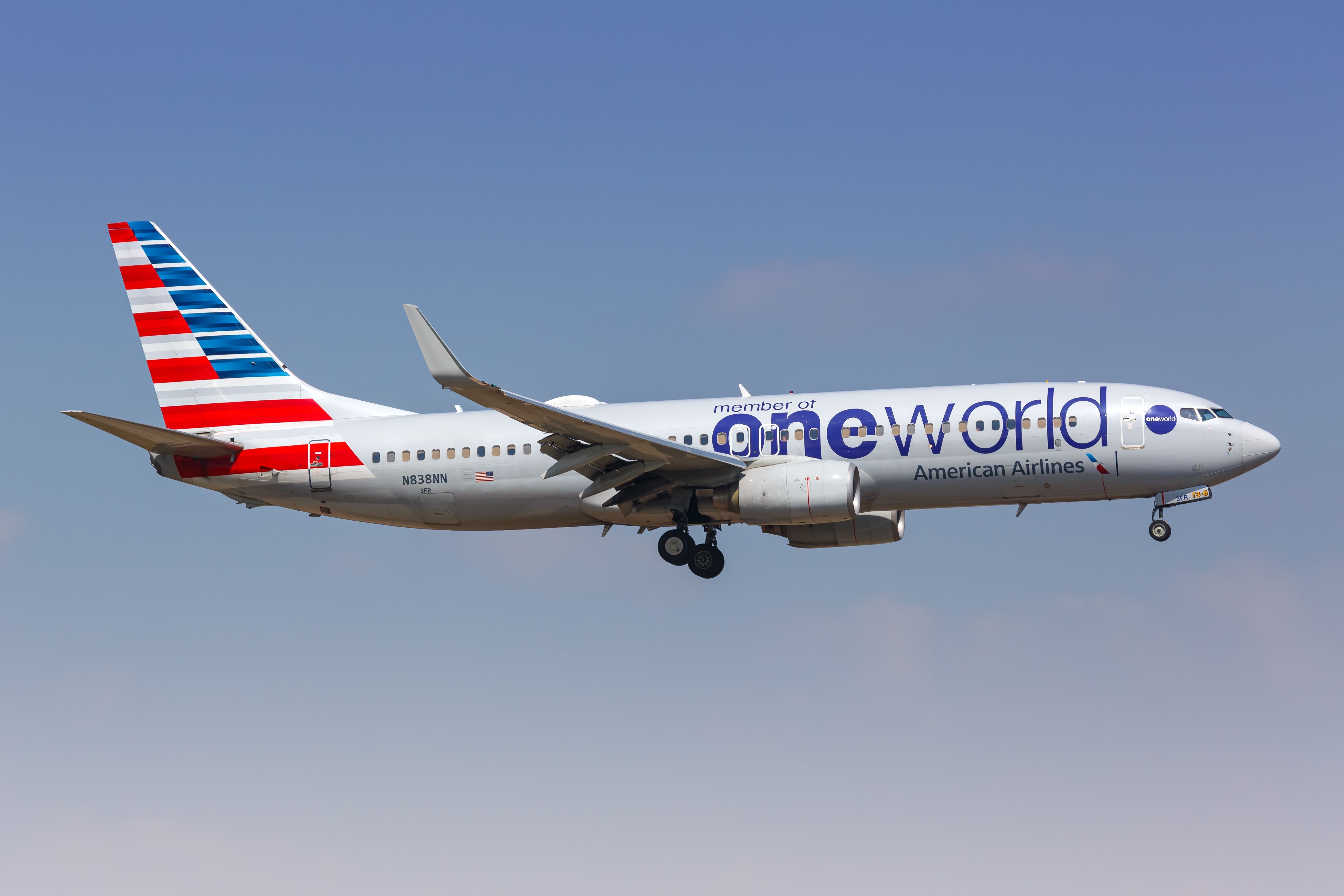 An American Airlines Boeing 737 with Oneworld livery