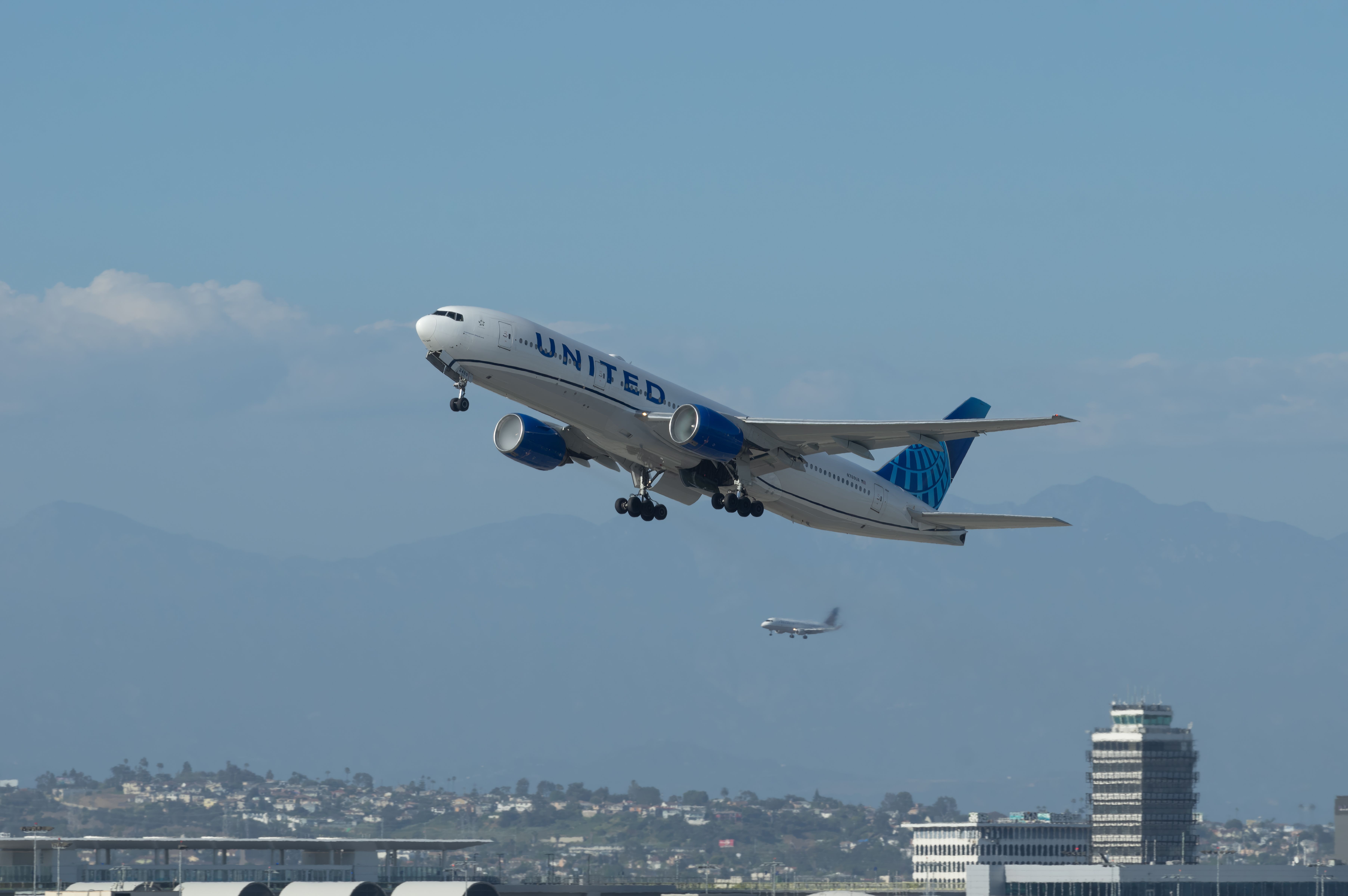 United Airlines Boeing 777-222/ER Departing from Los Angeles International Airport.