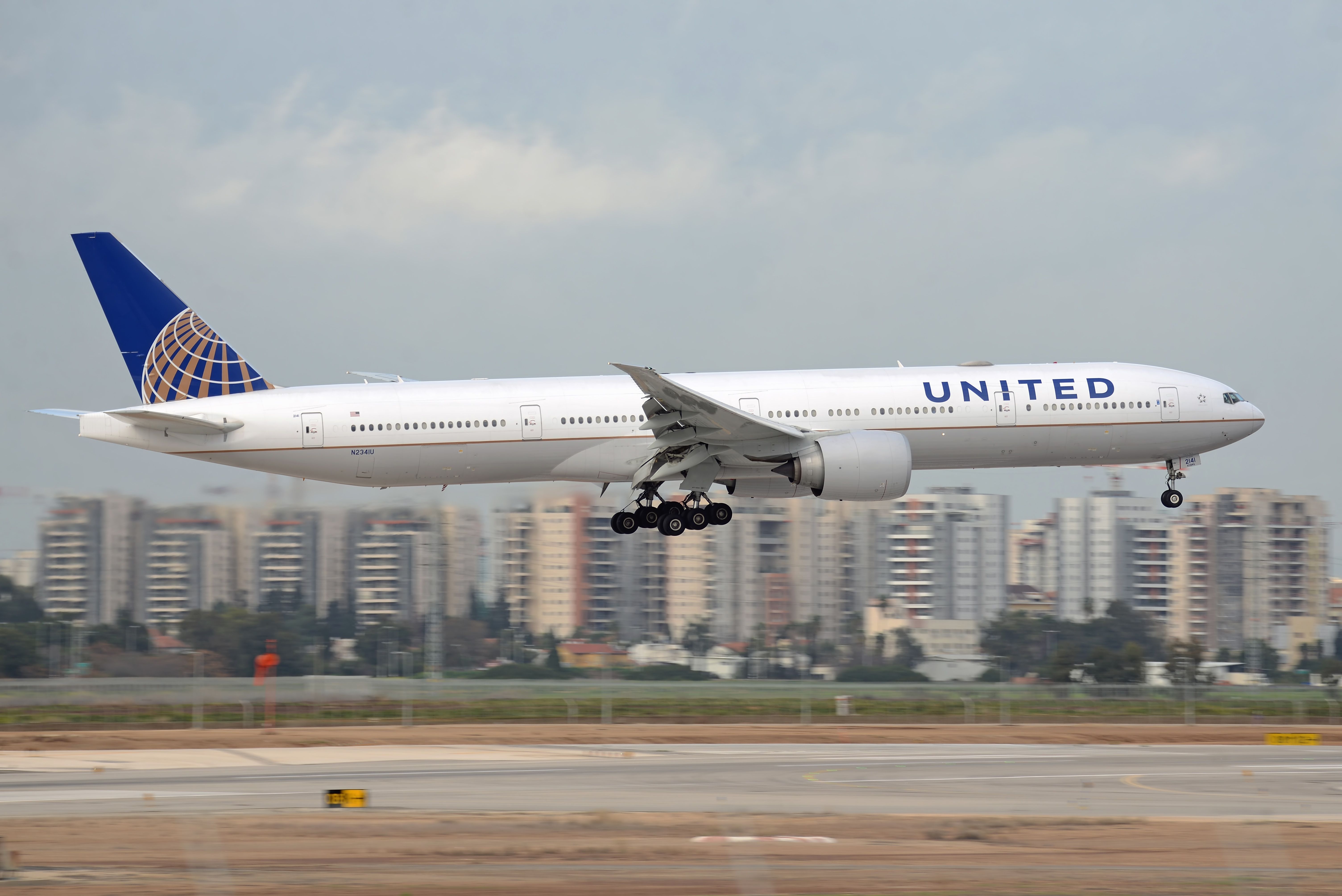 United Airlines Boeing 777-322/ER on final approach in Tel Aviv.