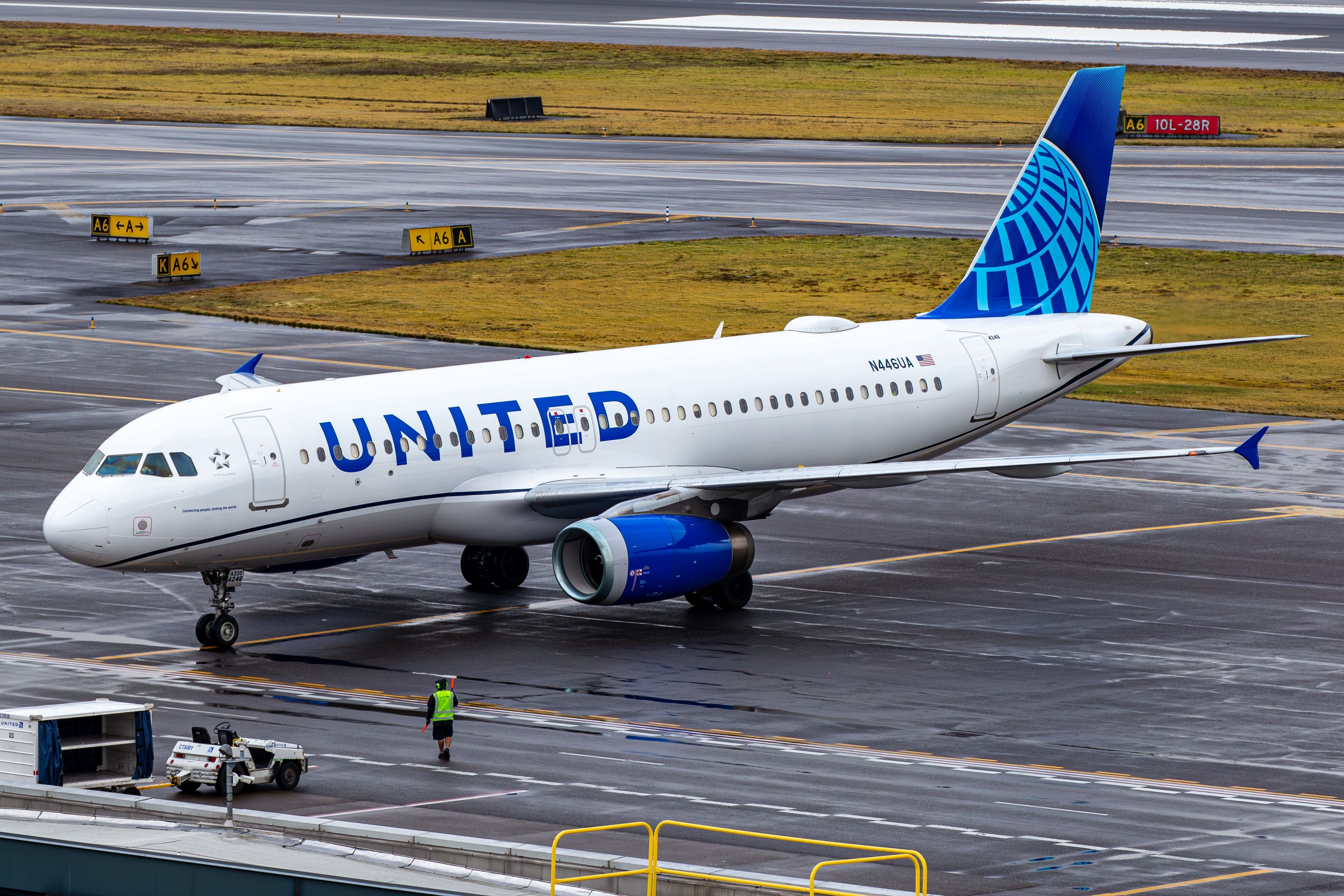 United Airlines Airbus A320 Taxiing In Portland