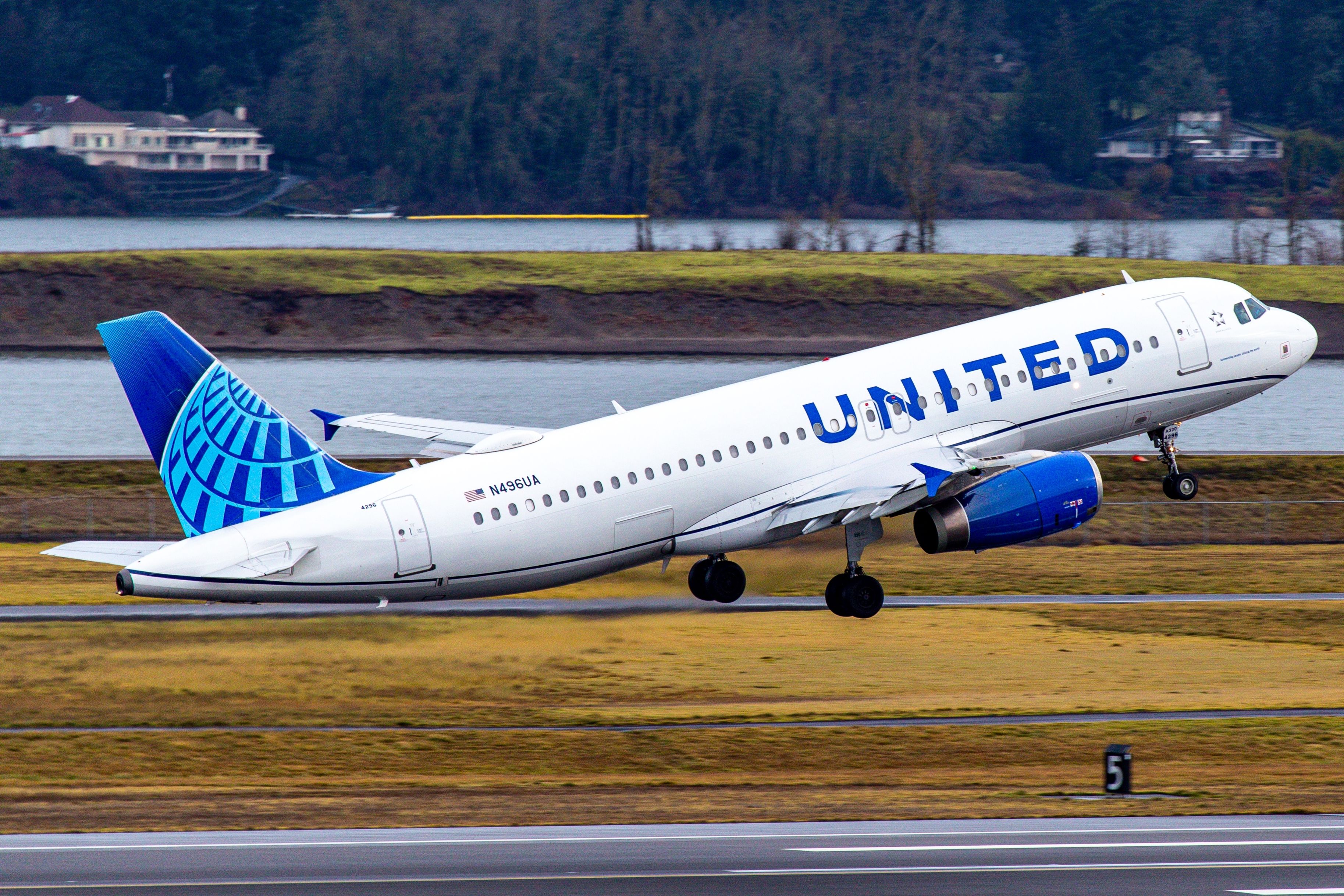 Airbus A320 (N496UA) of United Airlines departing from Portland International Airport.