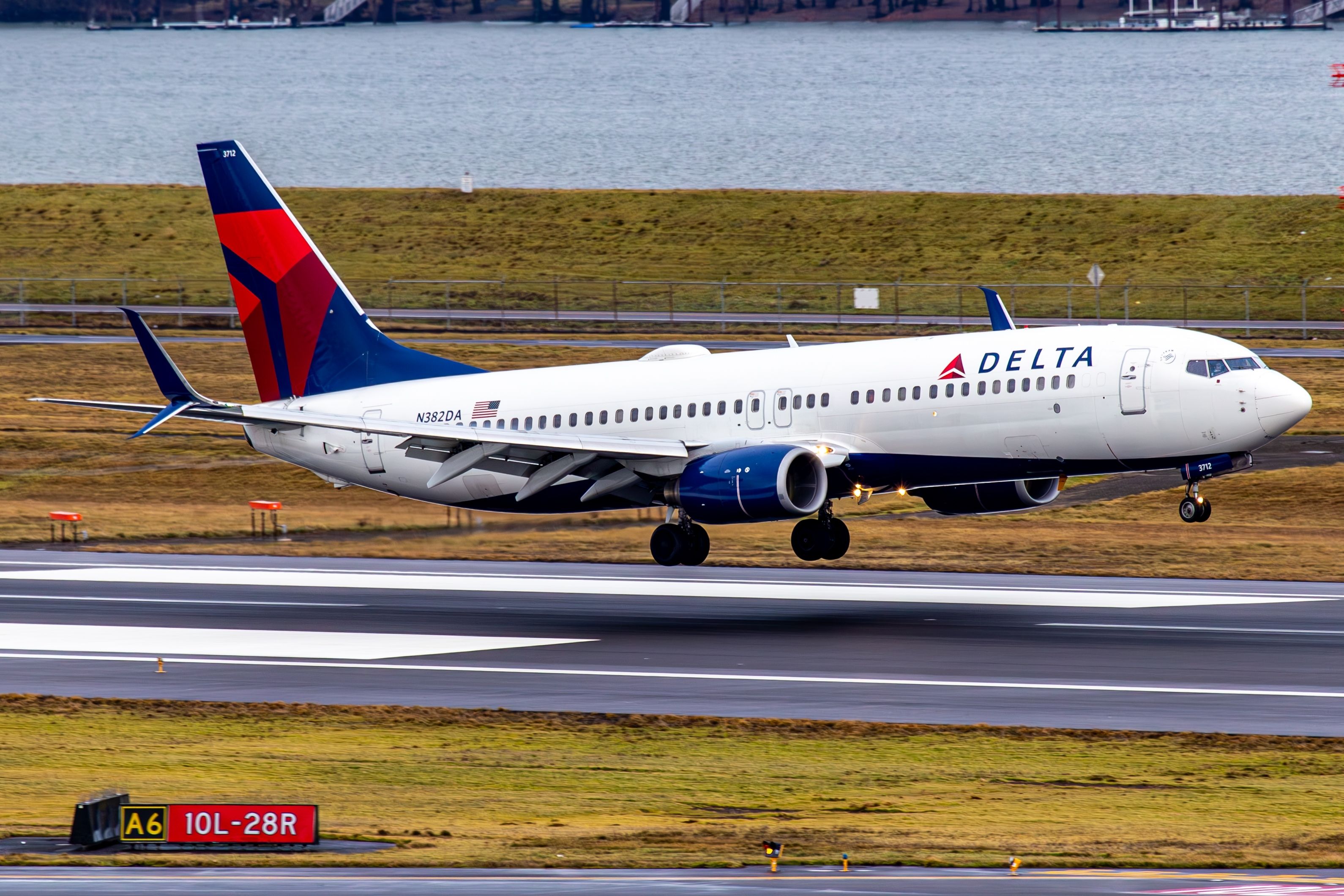 Delta Air Lines Boeing 737 Landing In Portland