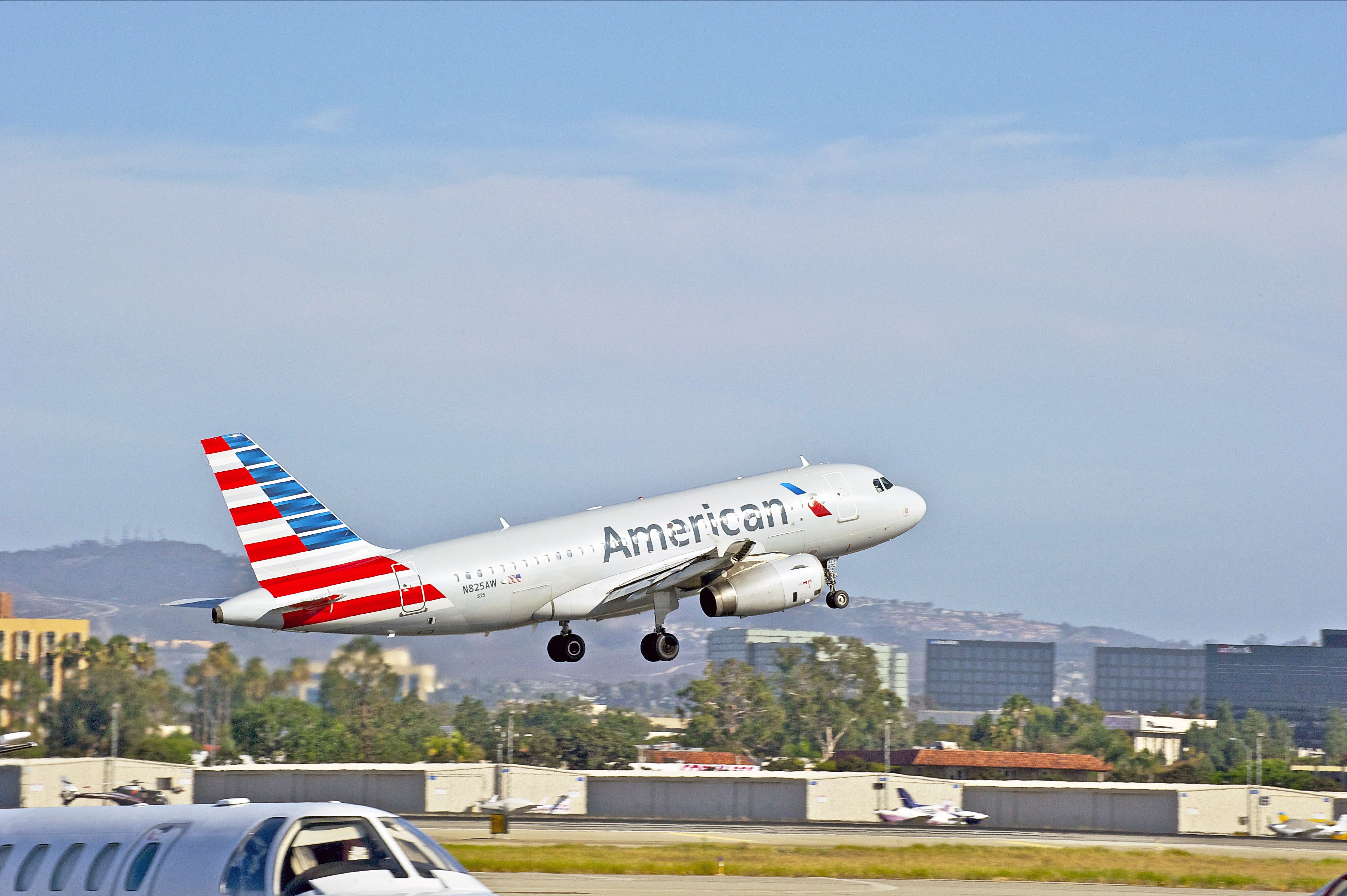 American Airlines Airbus A319-132 (N825AW) departing from John Wayne Airport.