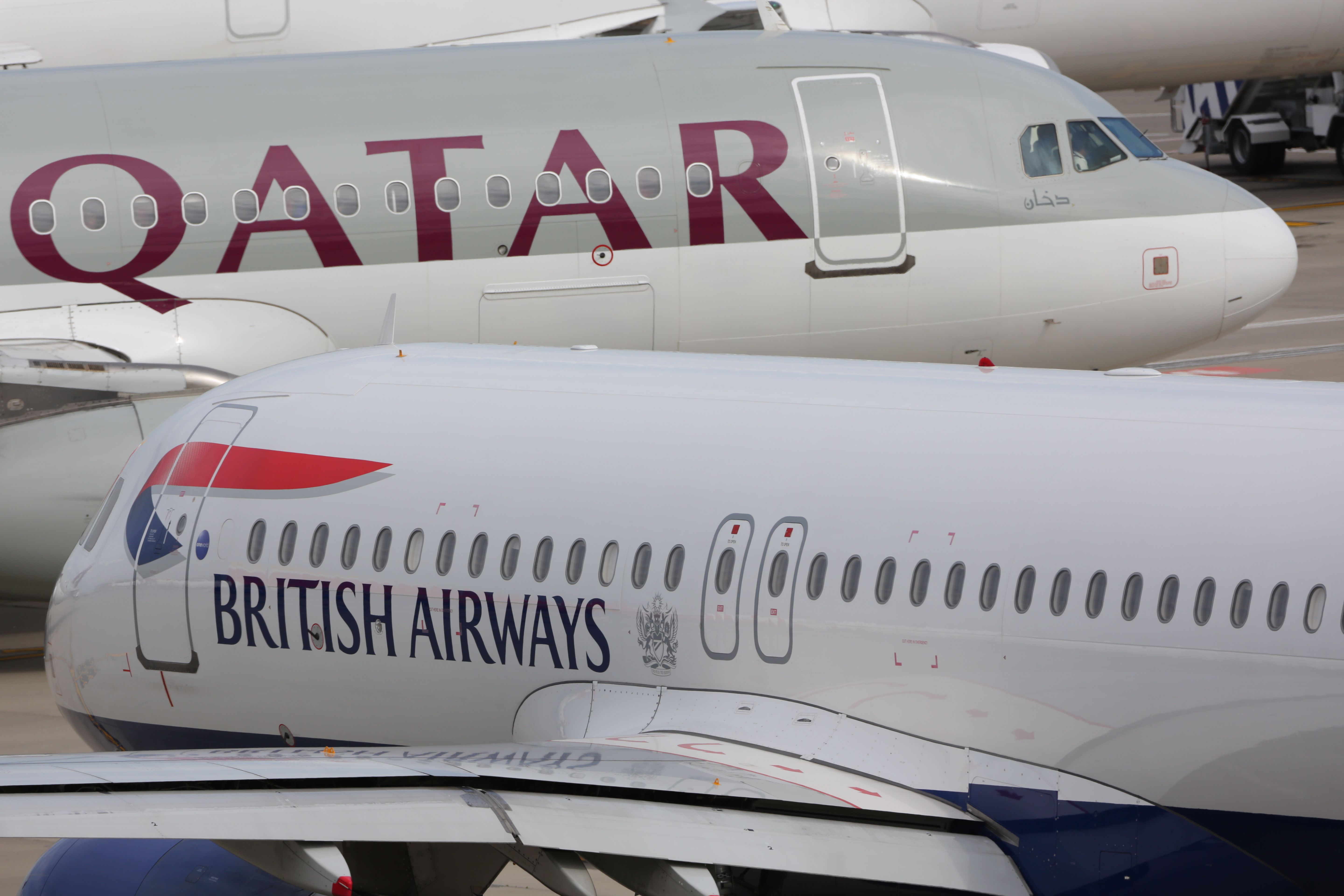 Airbus A320 of Qatar Airways next to British Airways