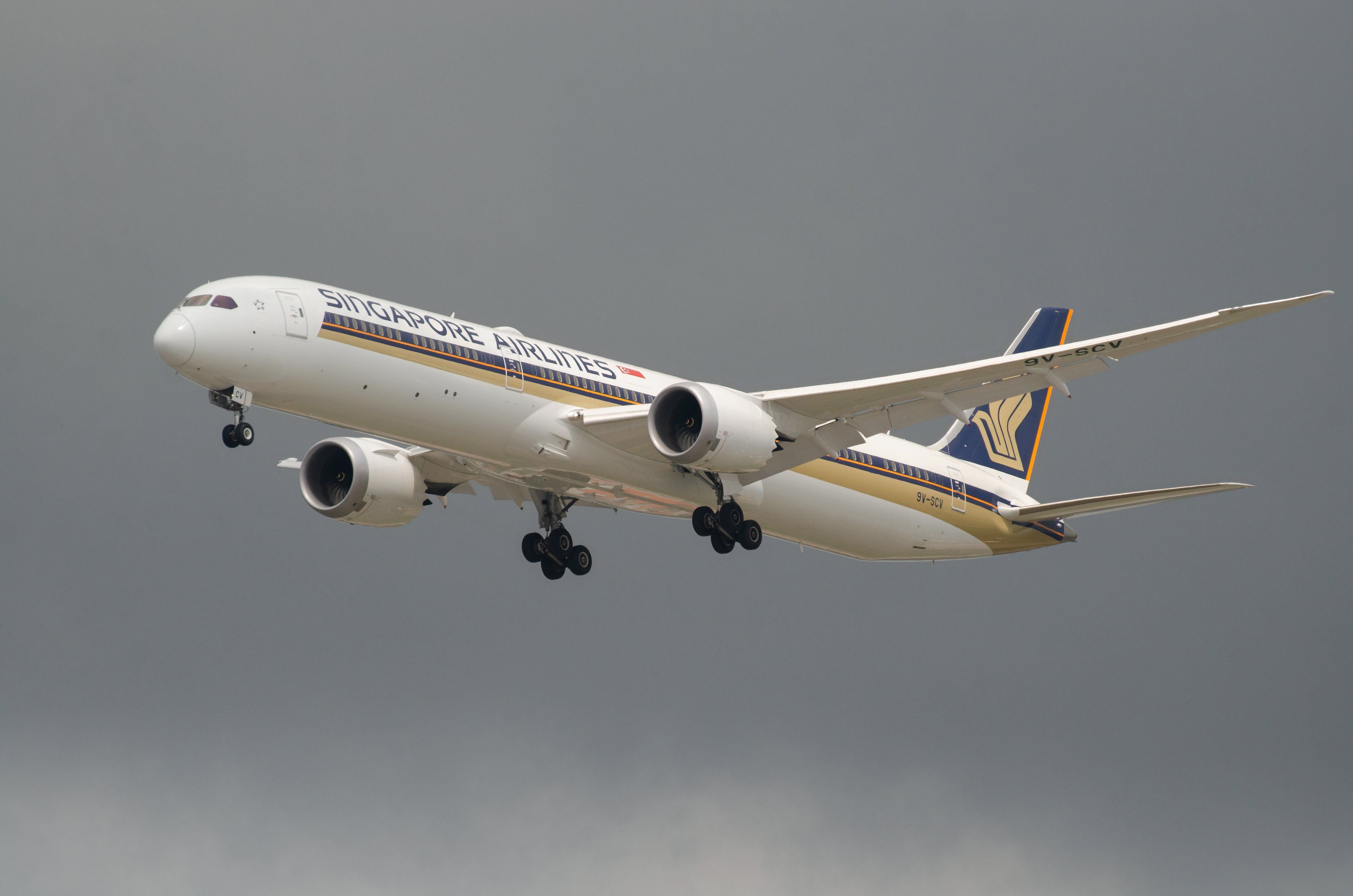 Singapore Airlines 787 final approach shutterstock_2432395743