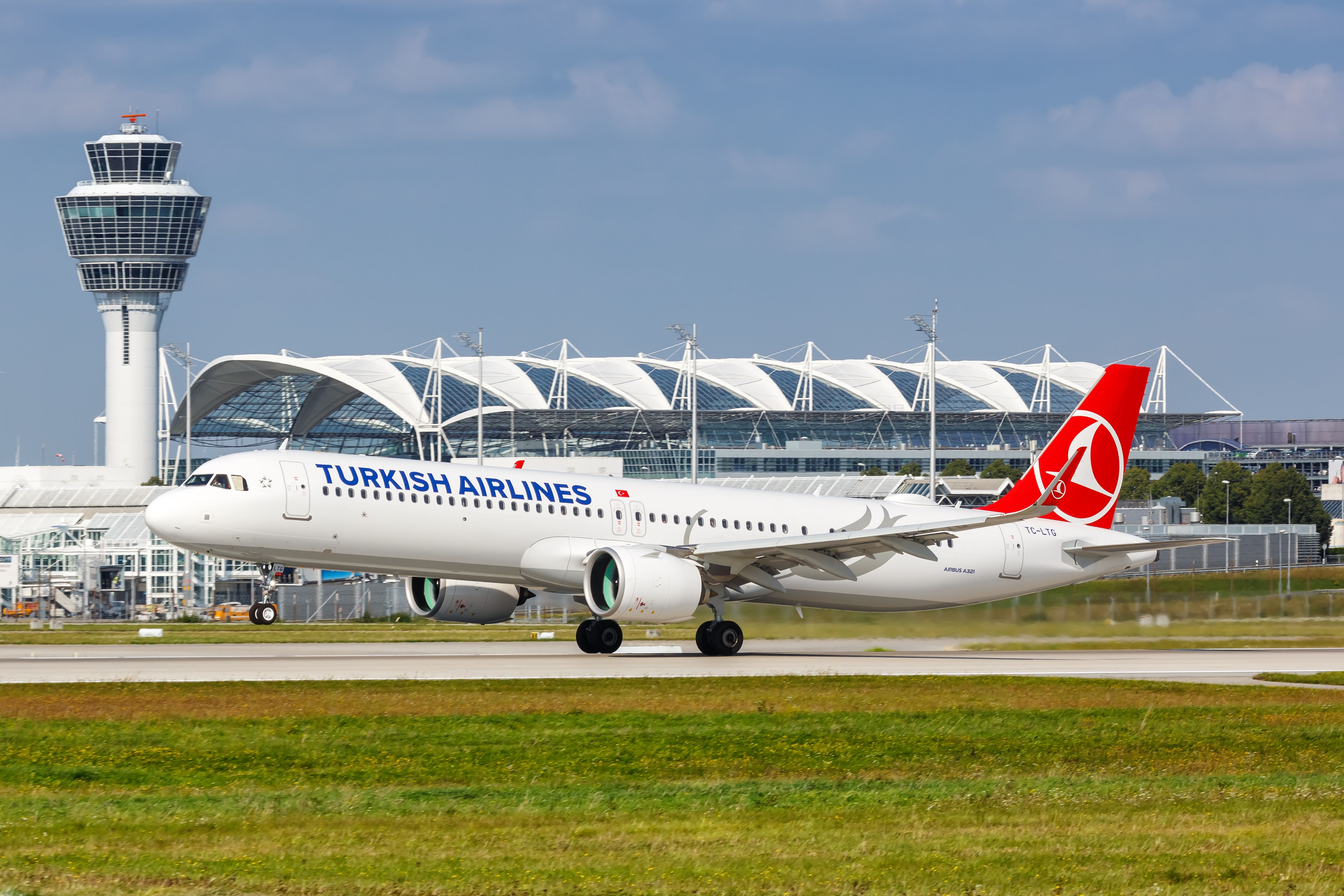 Turkish Airlines Airbus A321neo landing at Munich Airport MUC shutterstock_2077032058