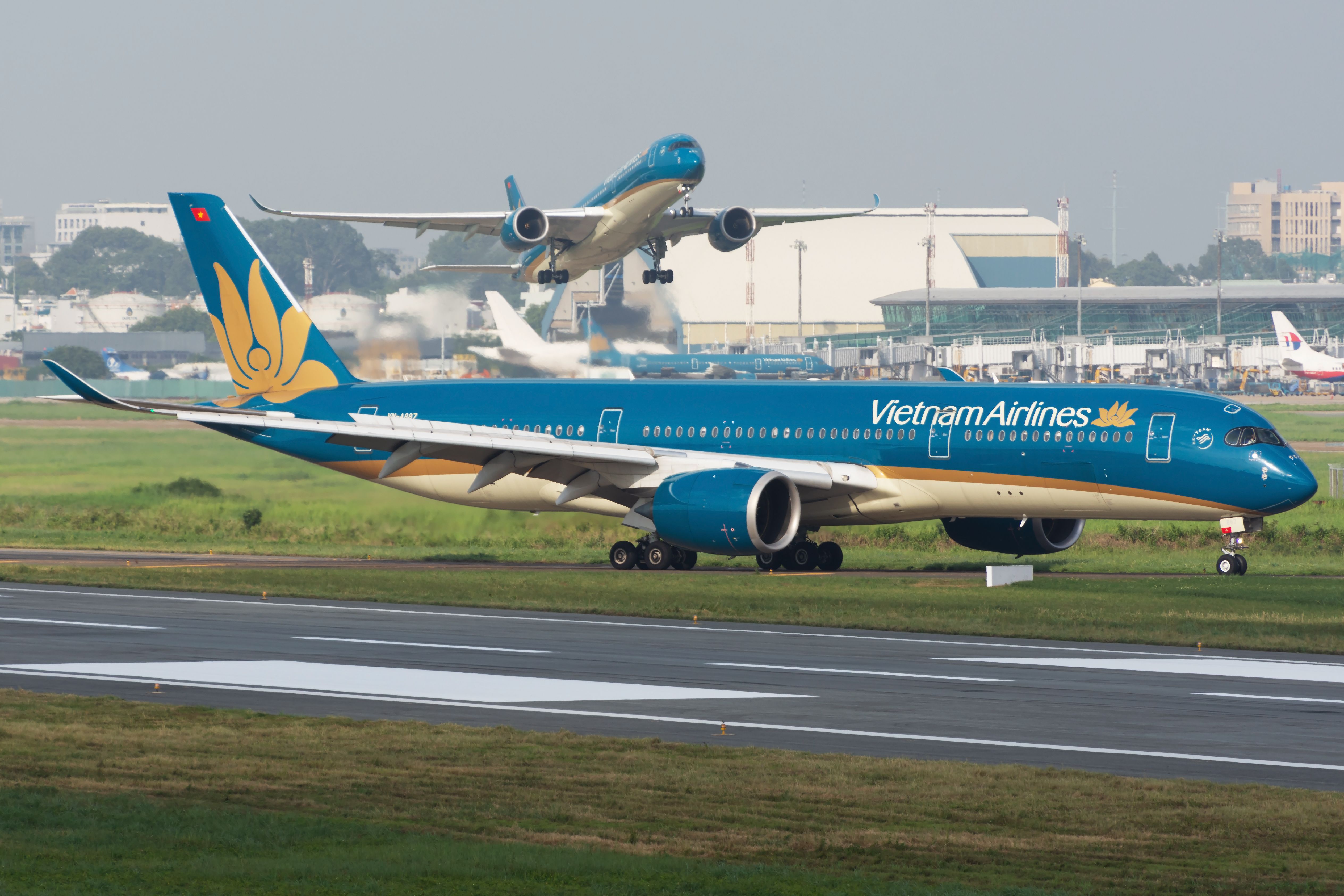 Two Vietnam Airlines Airbus A350-900 at SGN Shutterstock_1261801237