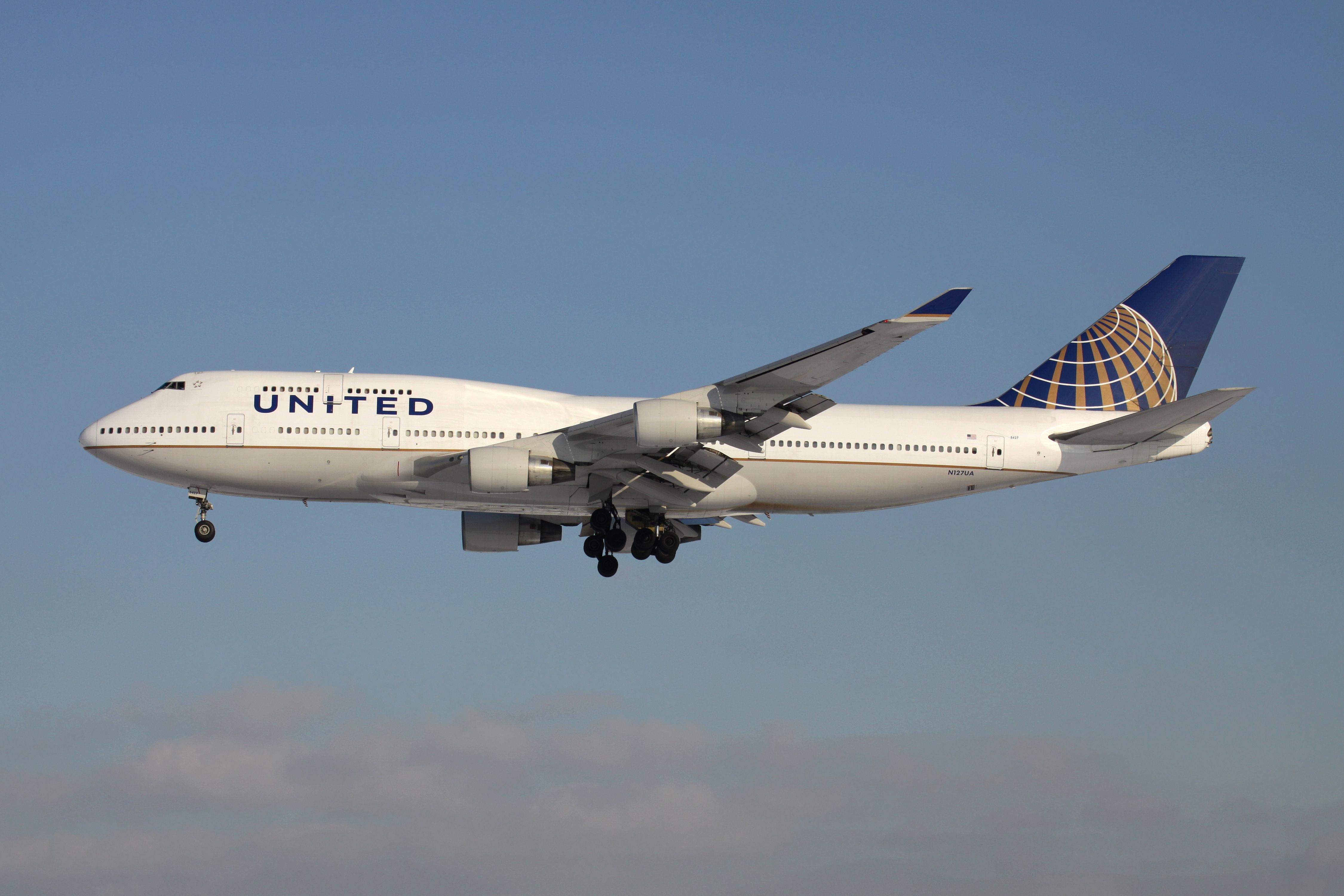United 747-400 N127UA 