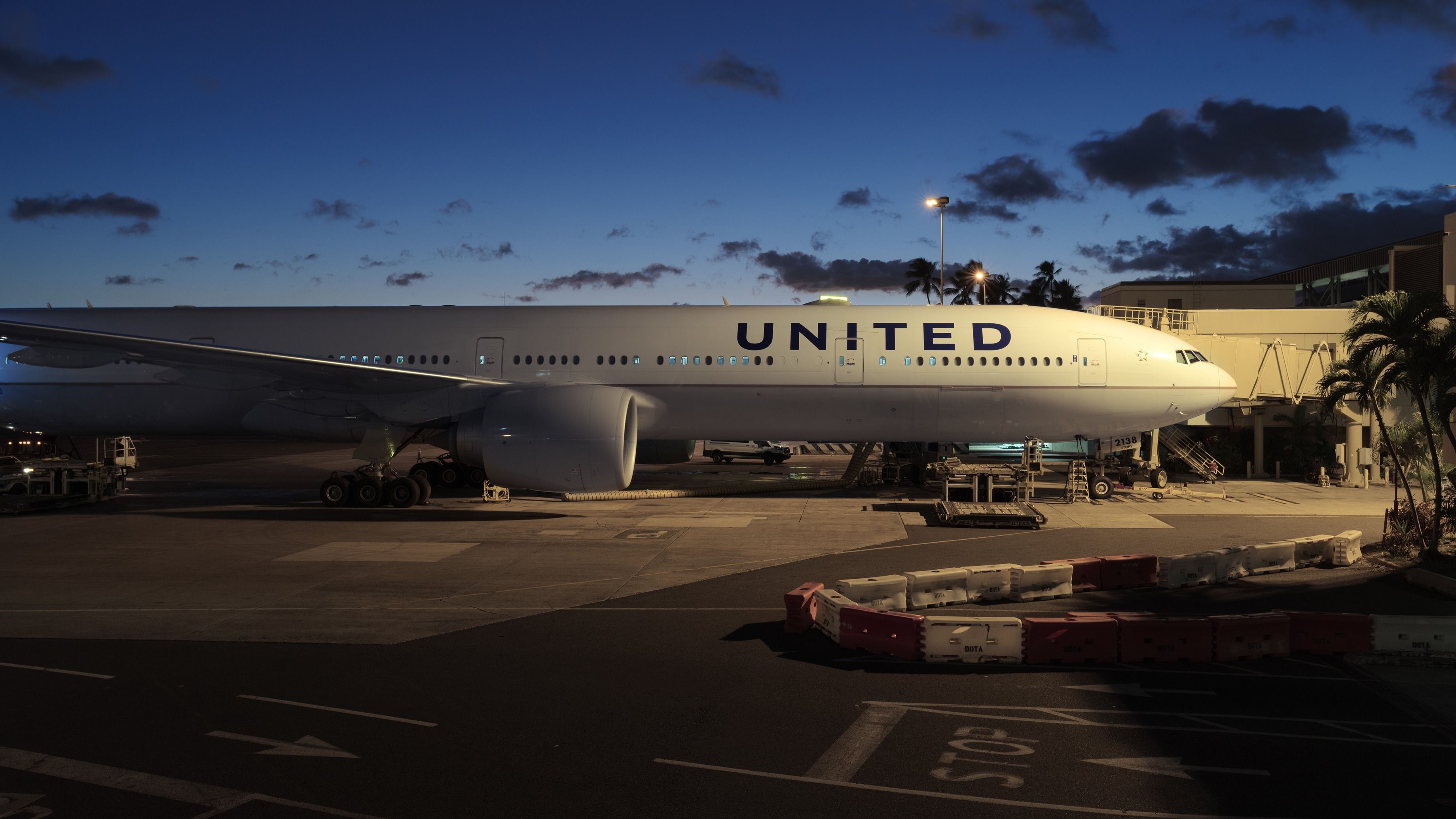 United Airlines Boeing 777 at the gate at HNL shutterstock_2030404976