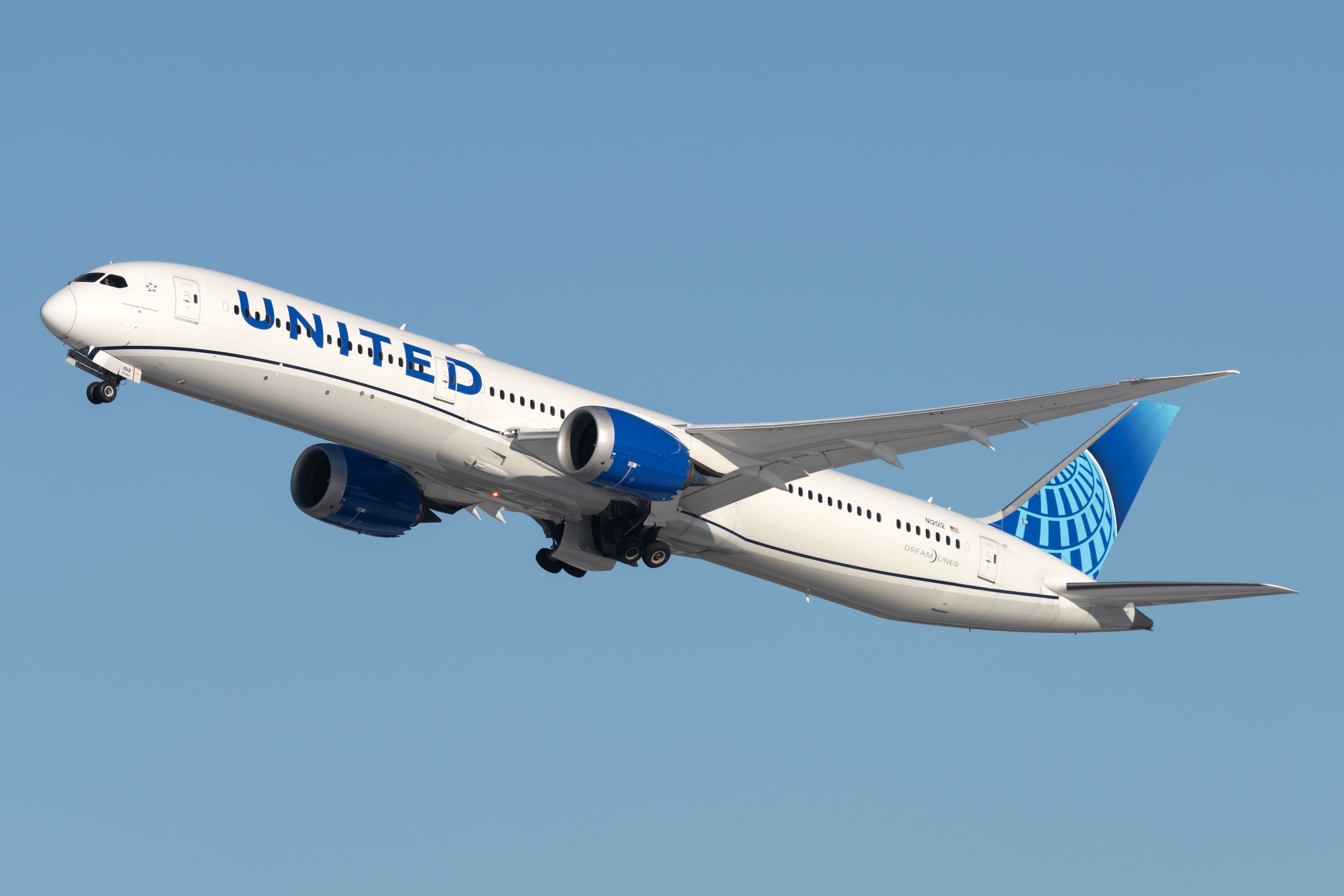 United Airlines Boeing 787 flying