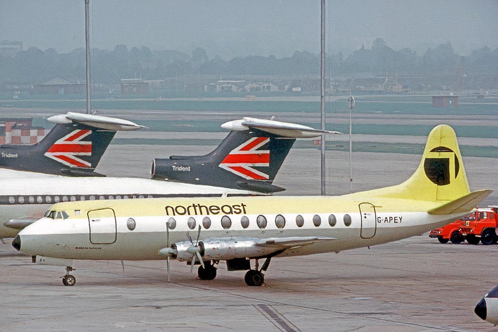 Vickers_Viscount_806_G-APEY_Northeast_LHR_22.08.71_edited-3