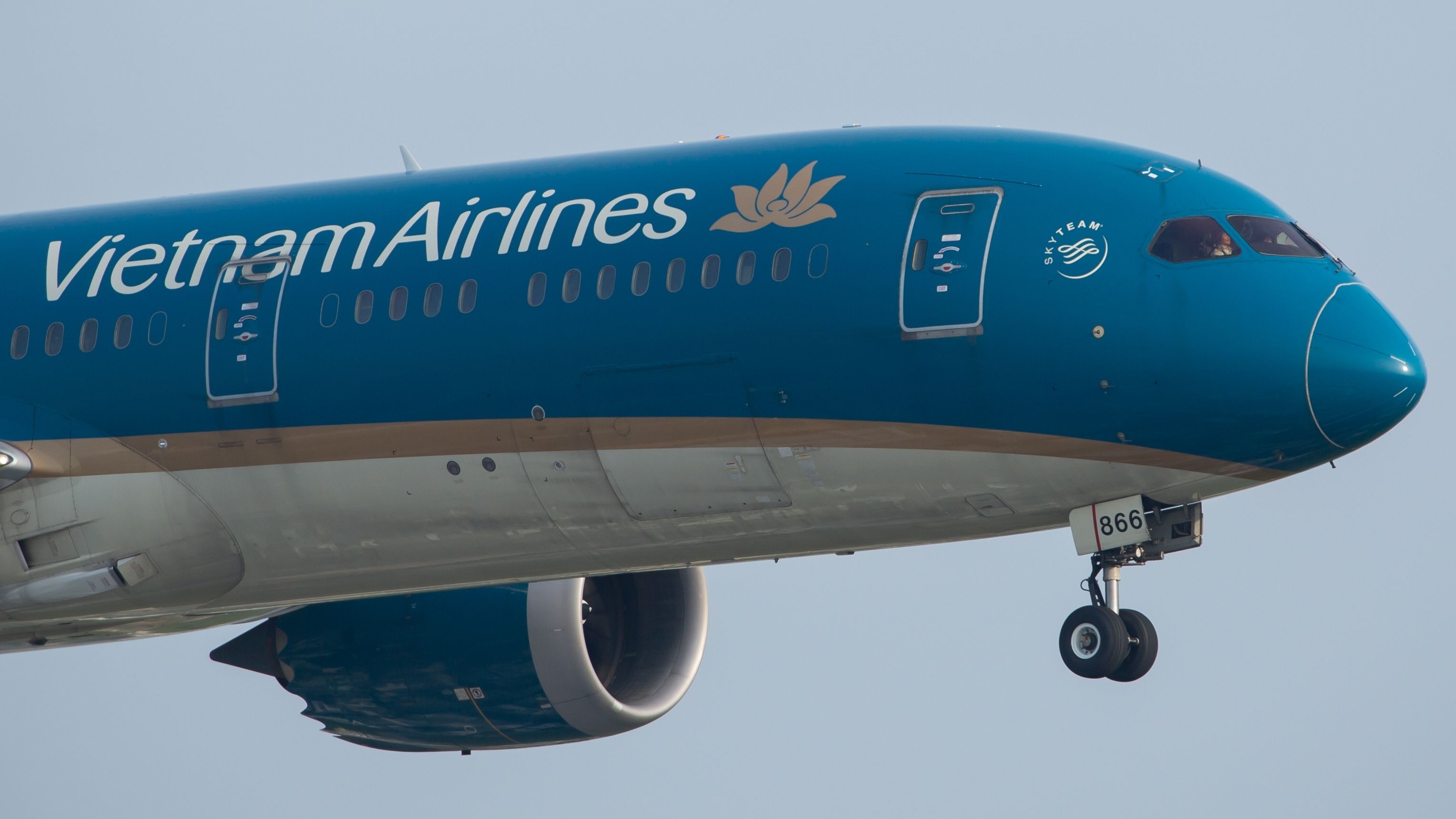 Vietnam Airlines Boeing 787 landing shutterstock_2271548561