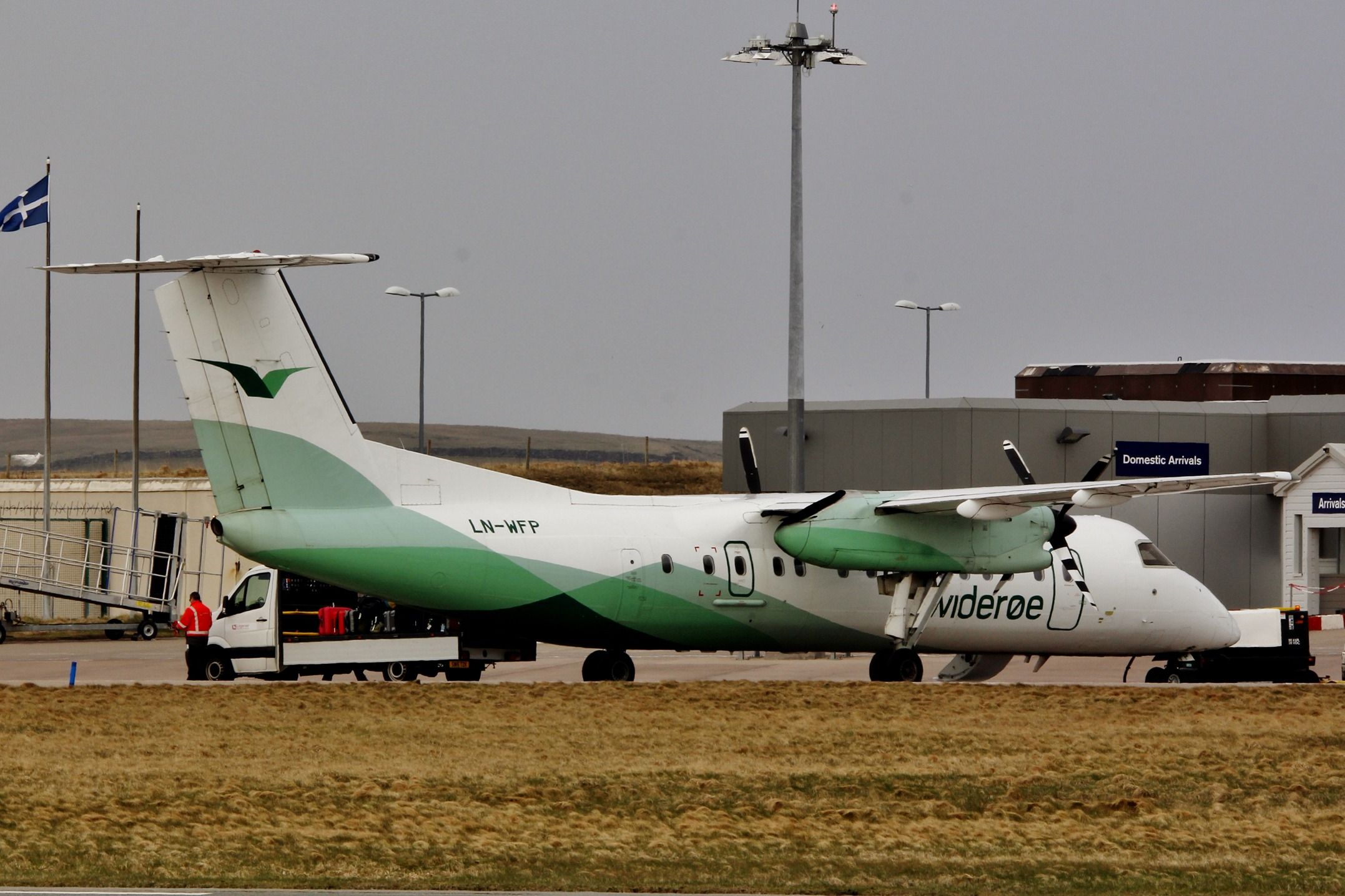 Wideroe De Havilland Canada Dash 8 Q300 LN-WFP