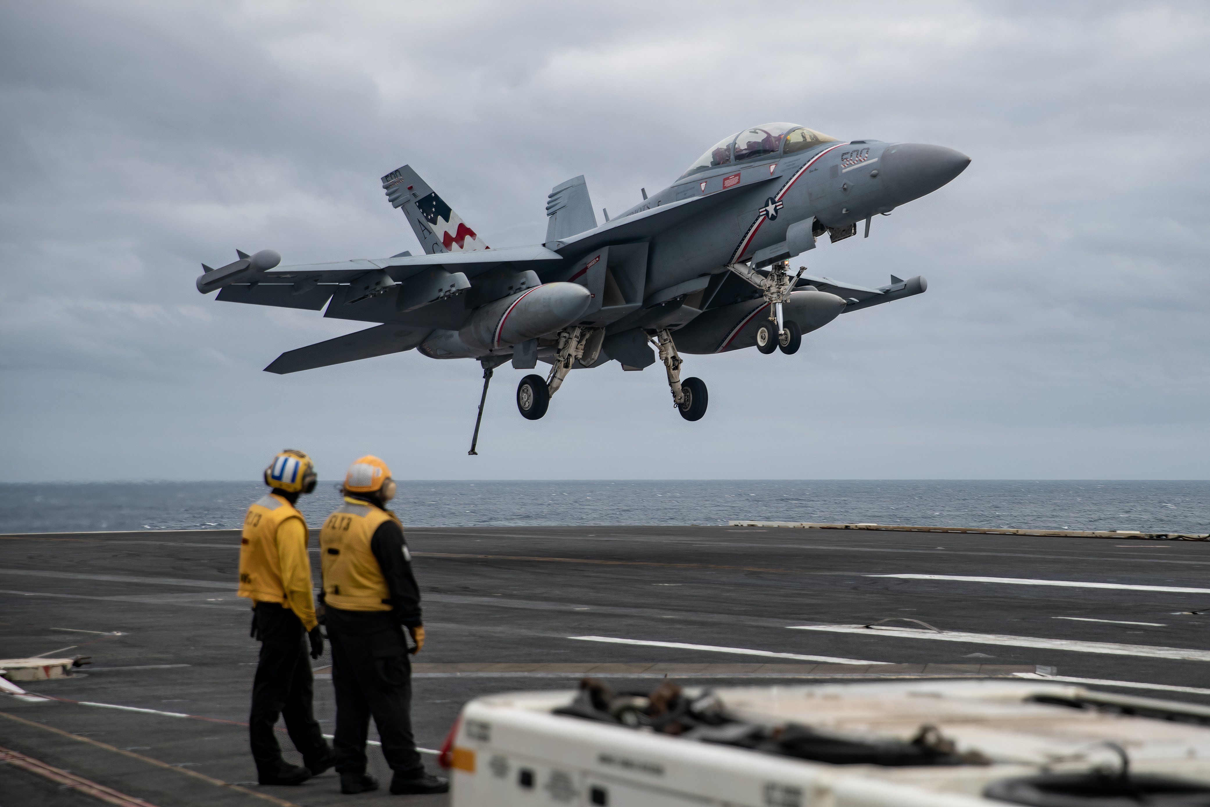 An EA-18G Growler from Electronic Attack Squadron (VAQ) 140 lands aboard the Nimitz-class aircraft carrier USS George Washington 