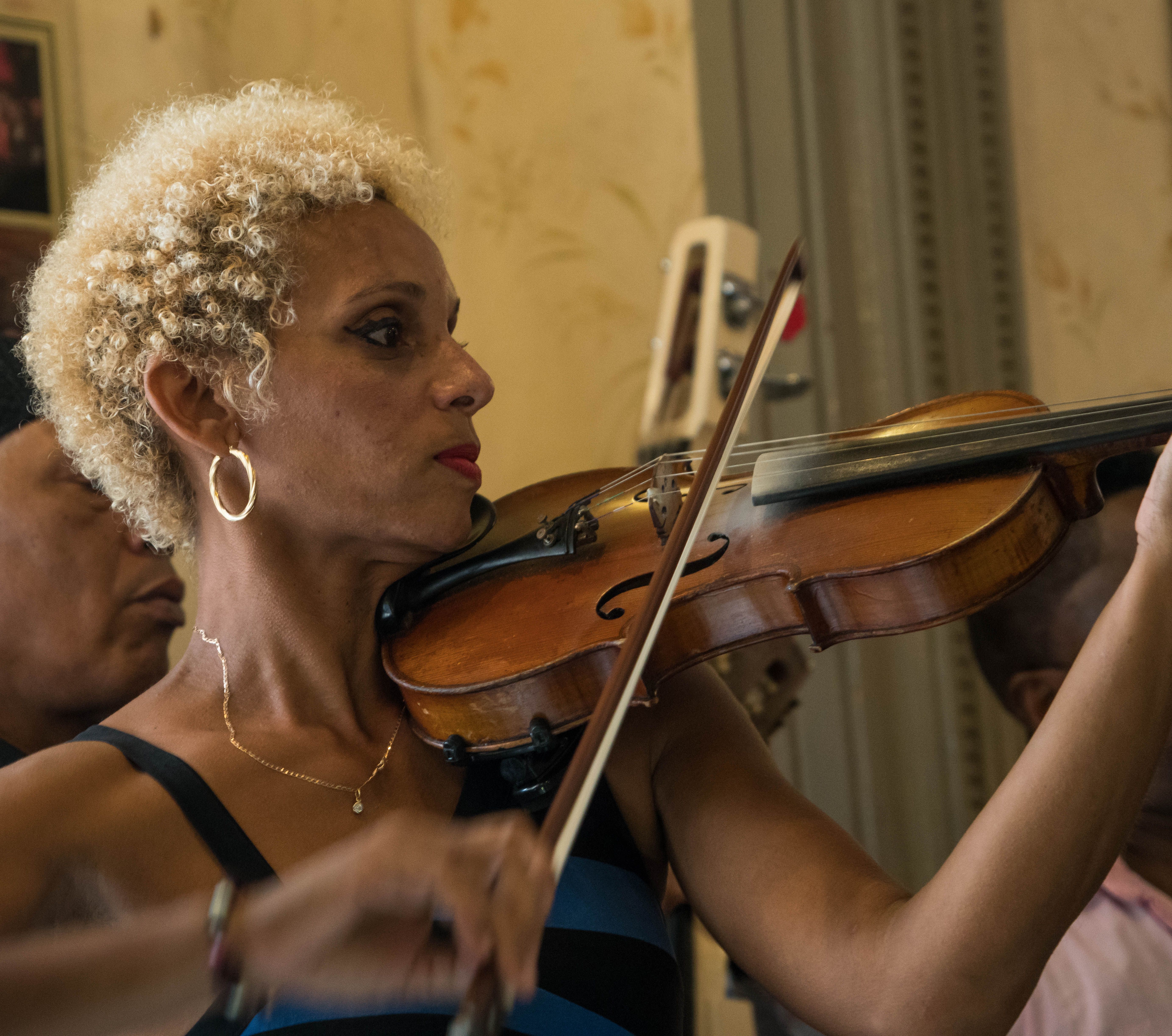 woman playing violin 