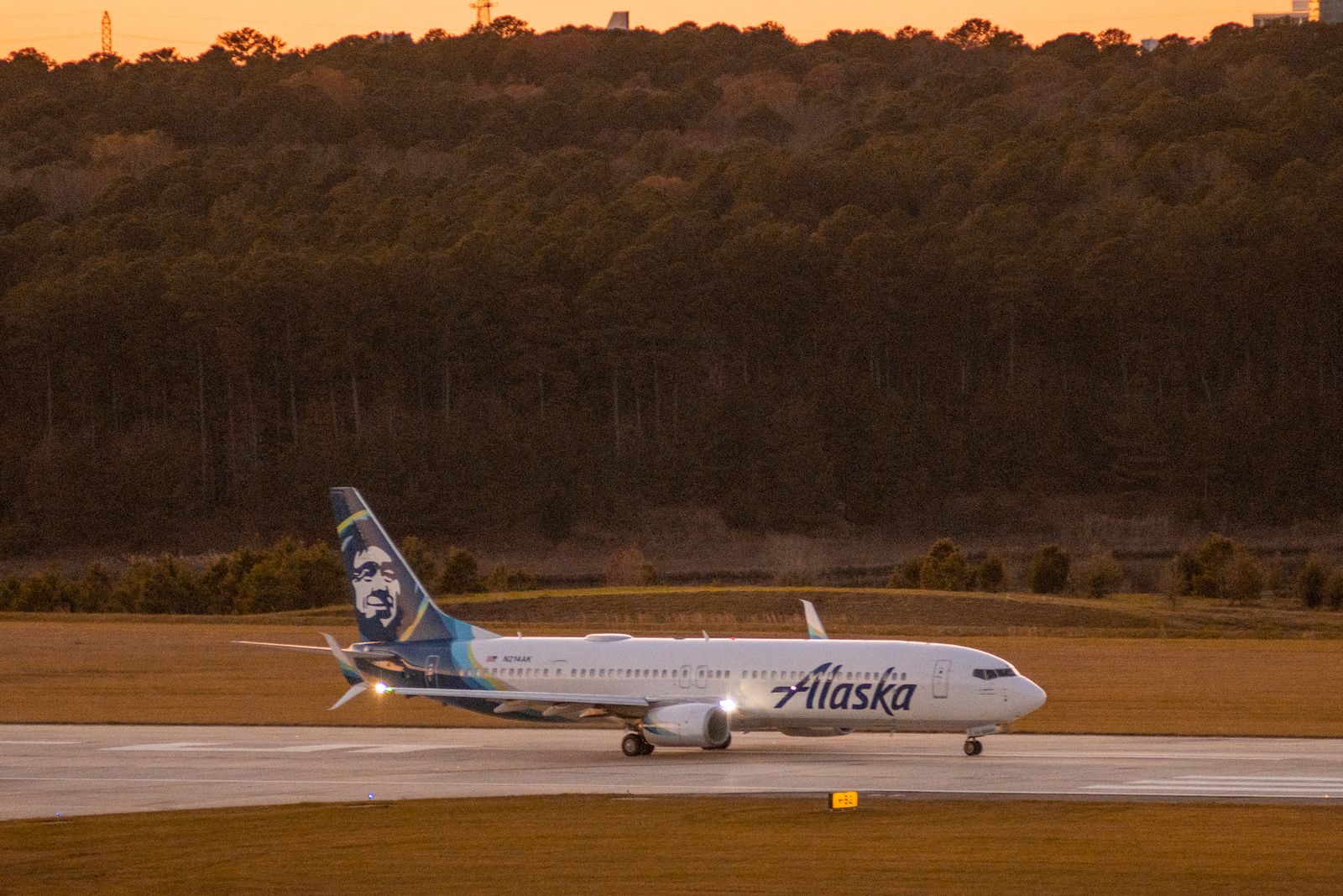 Alaska Airlines Boeing 737-900ER at Raleigh-Durham International Airport.