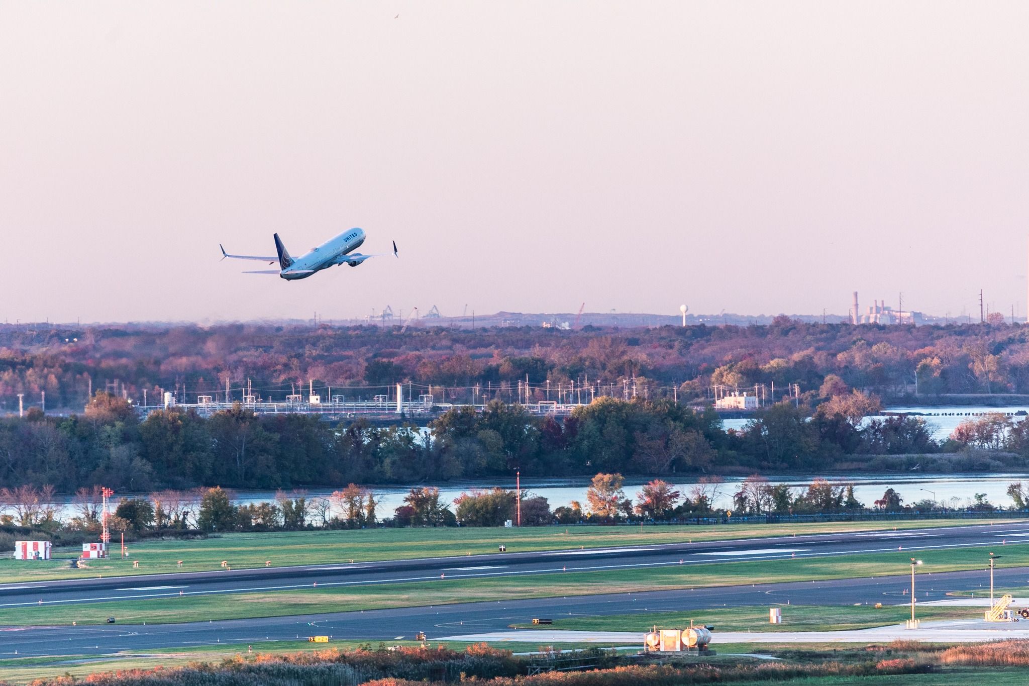 United Airlines Boeing 737-924ER departing from Philadelphia International Airport.