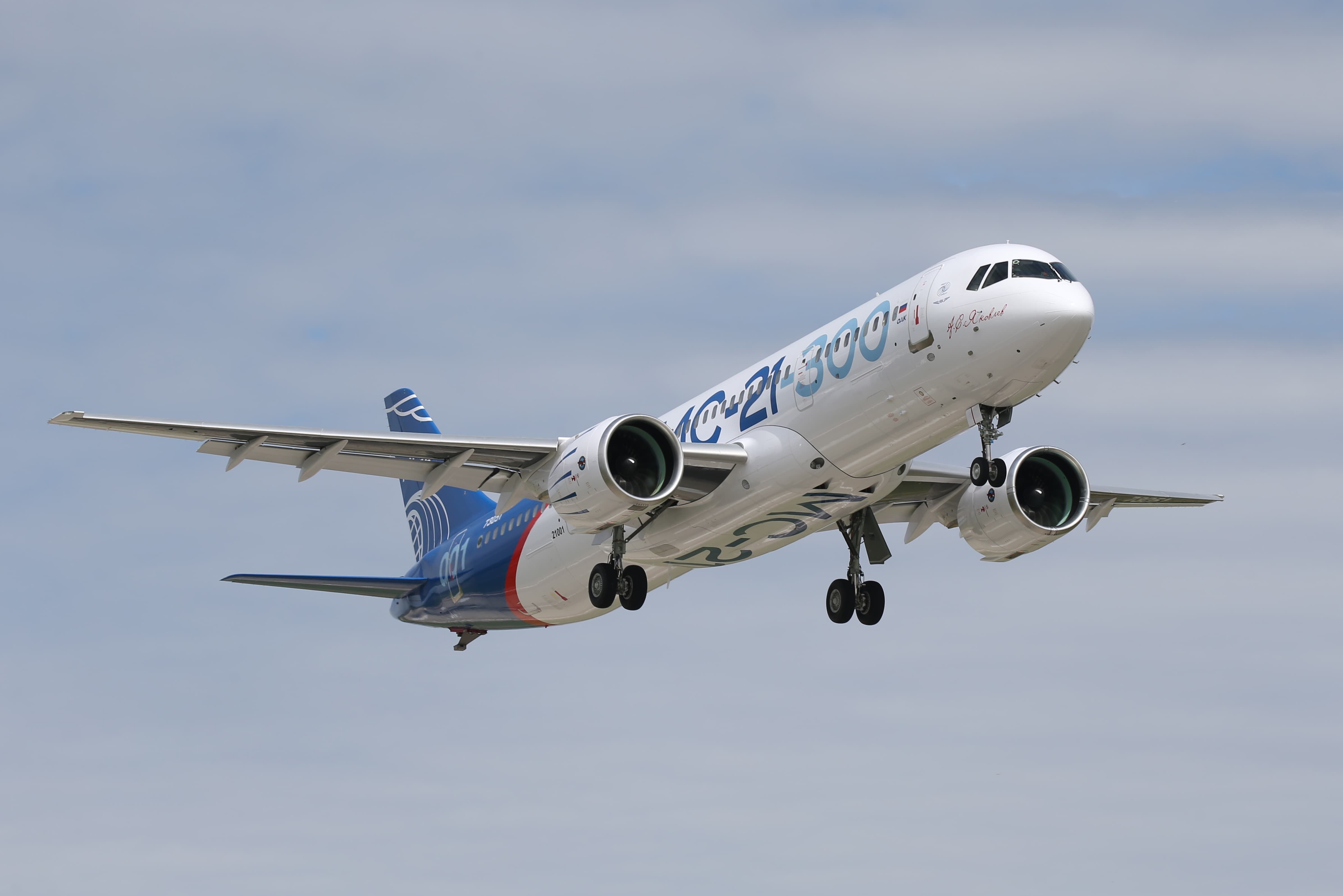 An MC-21-300 landing