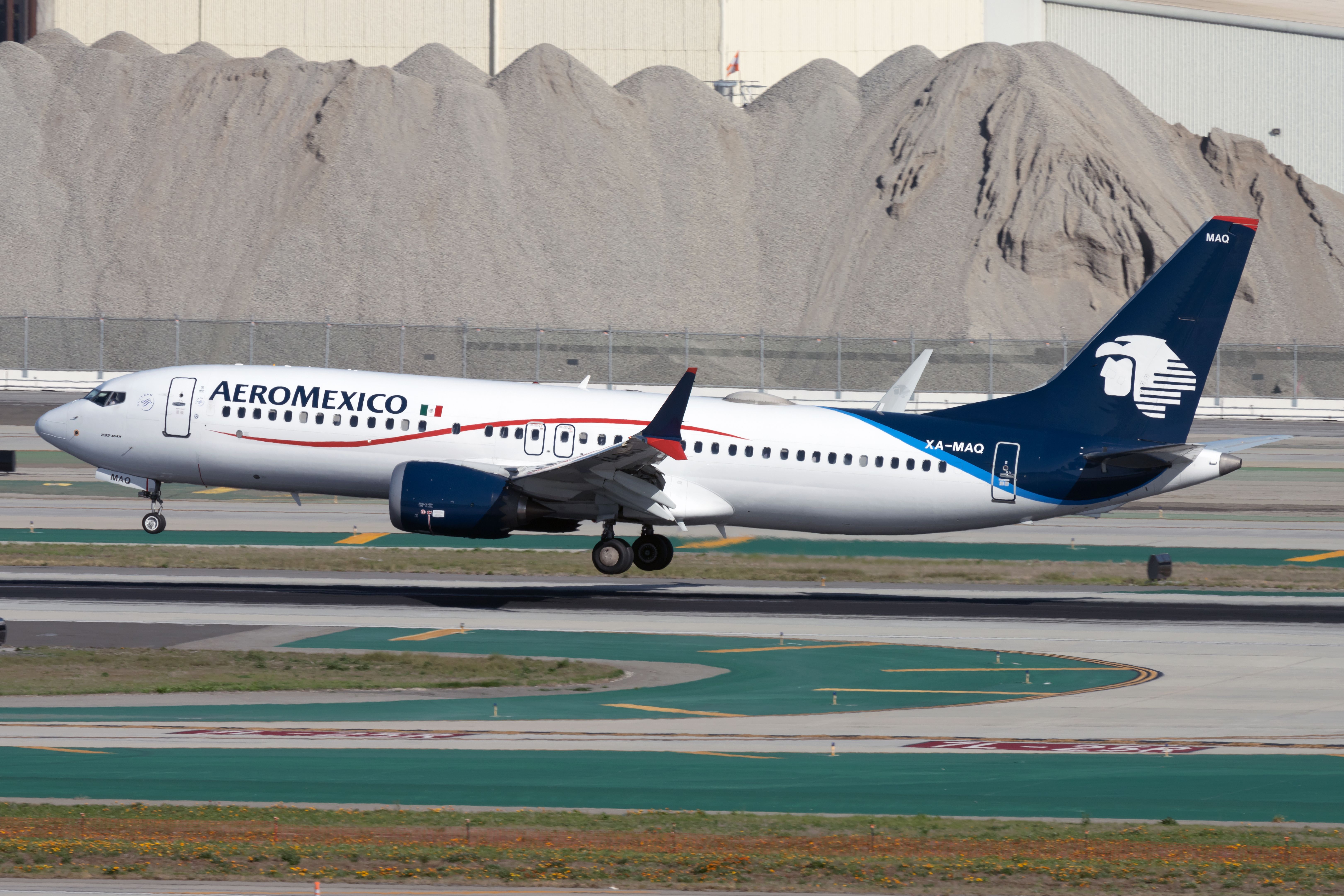 Aeromexico Boeing 737 MAX 8 landing 