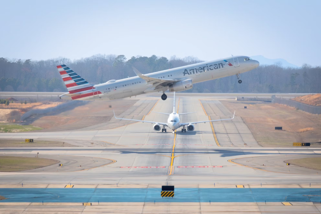 American Airlines Airbus A321 takes off, Boeing 737-823 in the background at Charlotte Douglas International Airport