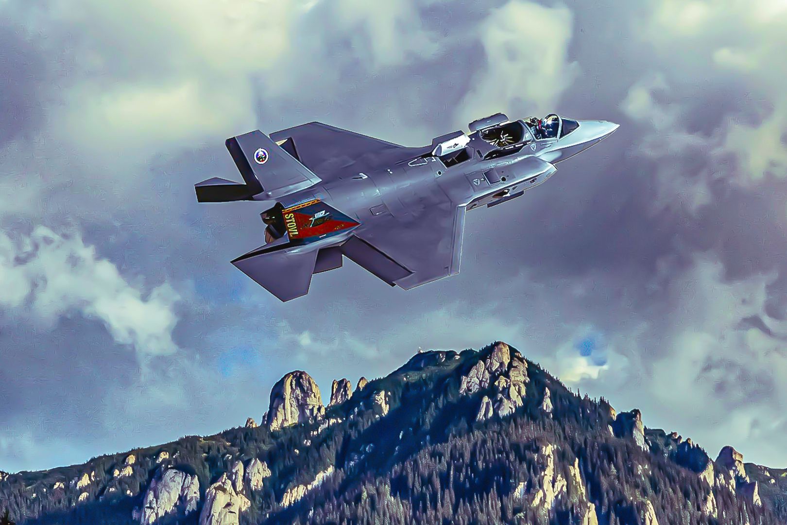 How Does The F-35s Distributed Aperture System Improve Pilot Situational Awareness?