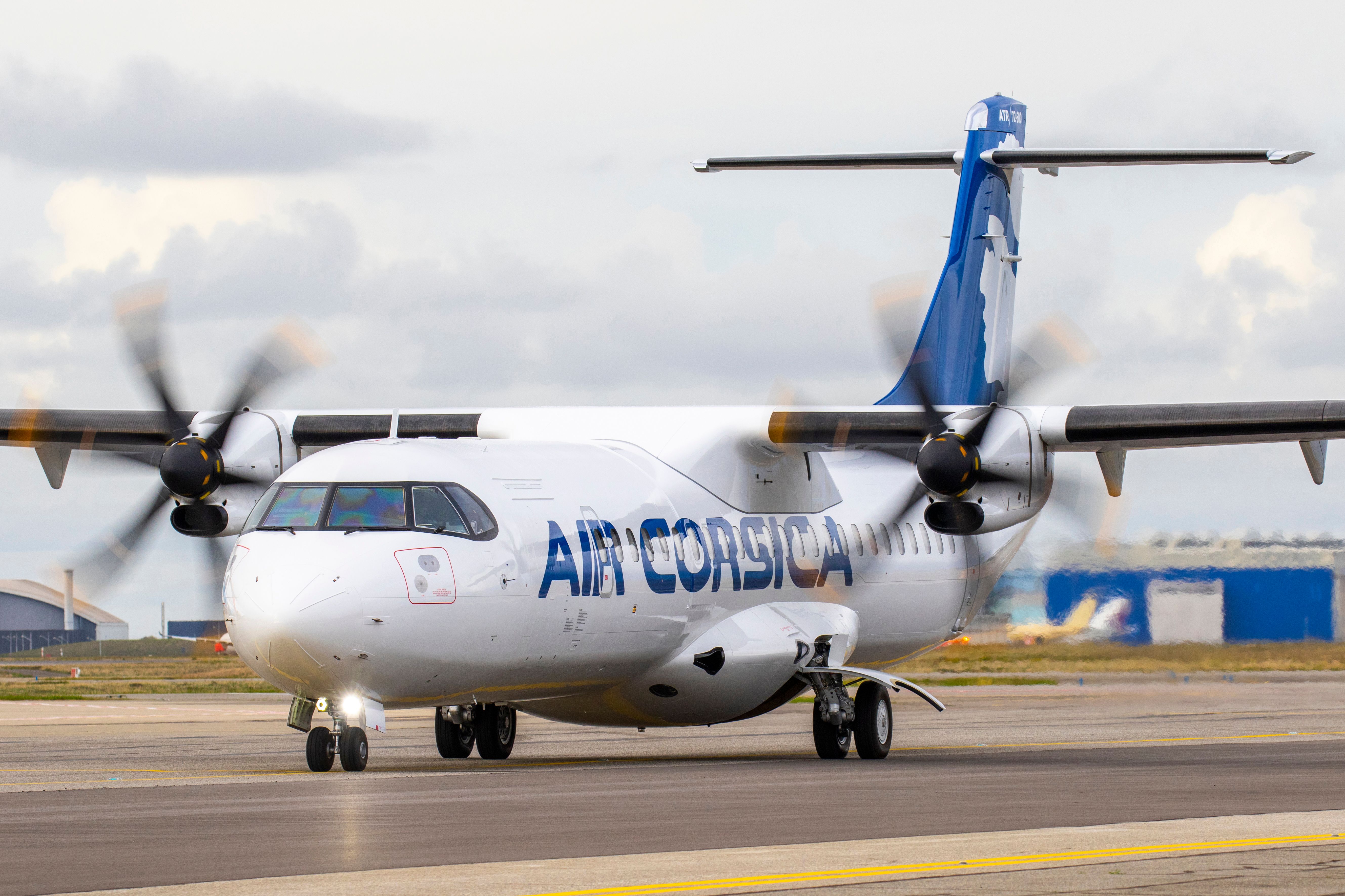 ターボプロップ市場のリーダー: Dash 8 と ATR 航空機の比較