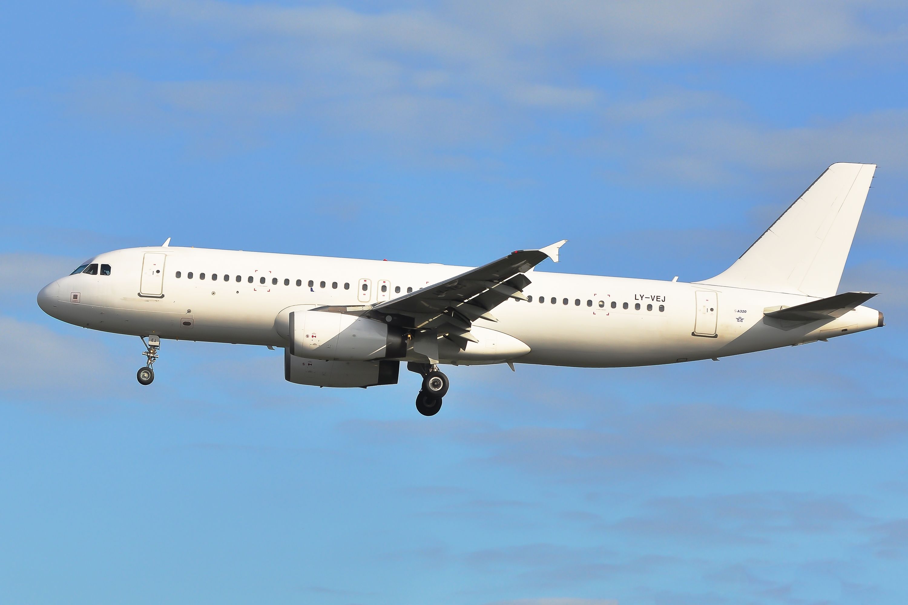 Avion Express Airbus A320 landing at FRA shutterstock_2084798773