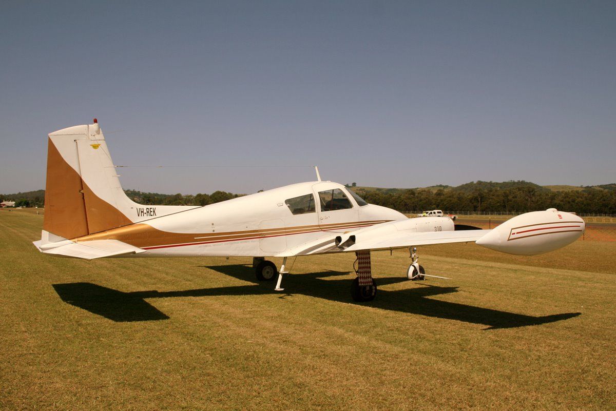 Cessna_310B_(VH-REK)_at_Illawarra_Regional_Airport