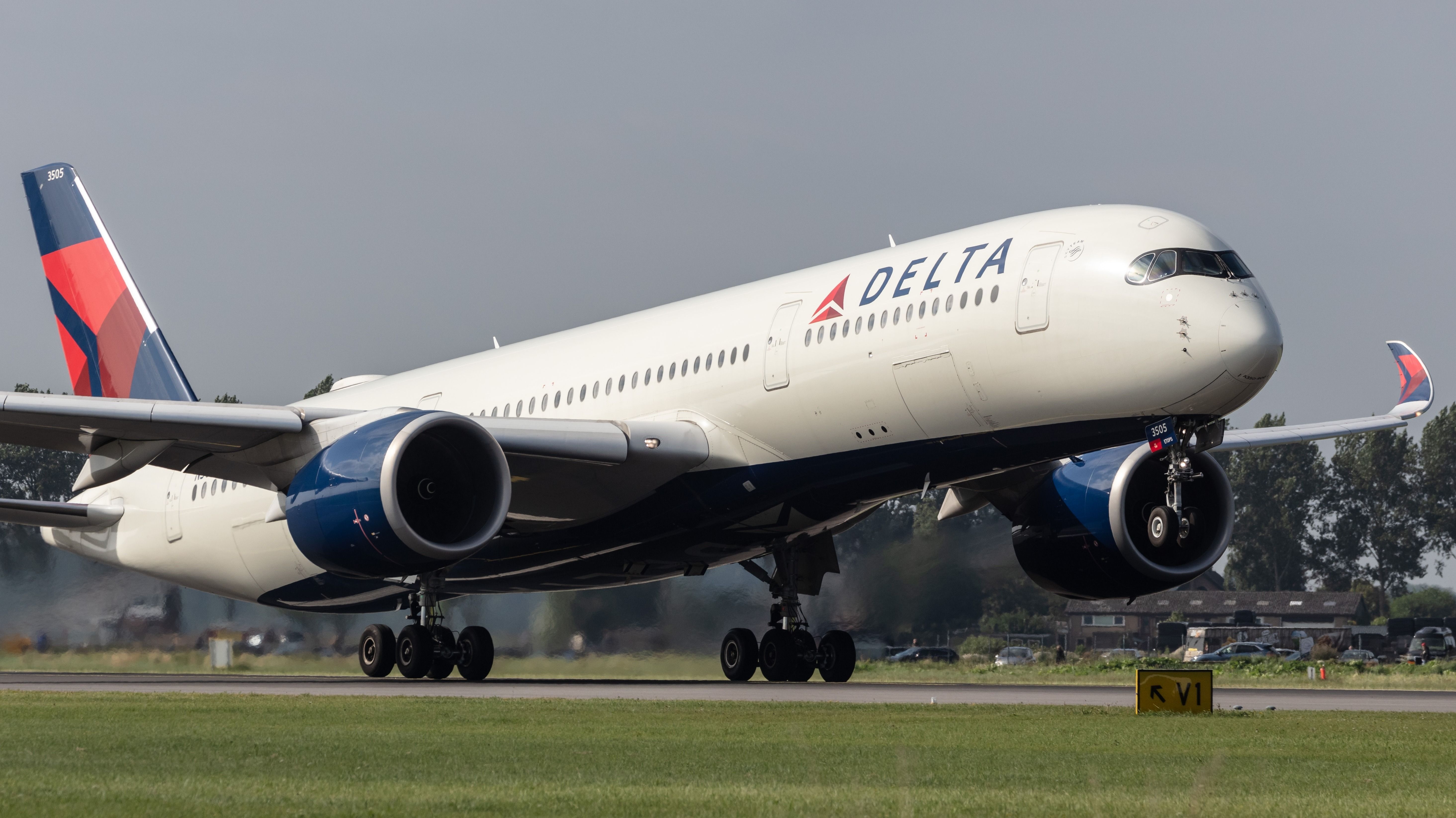 Delta Air Lines Airbus A350-900 landing shutterstock_2337365445