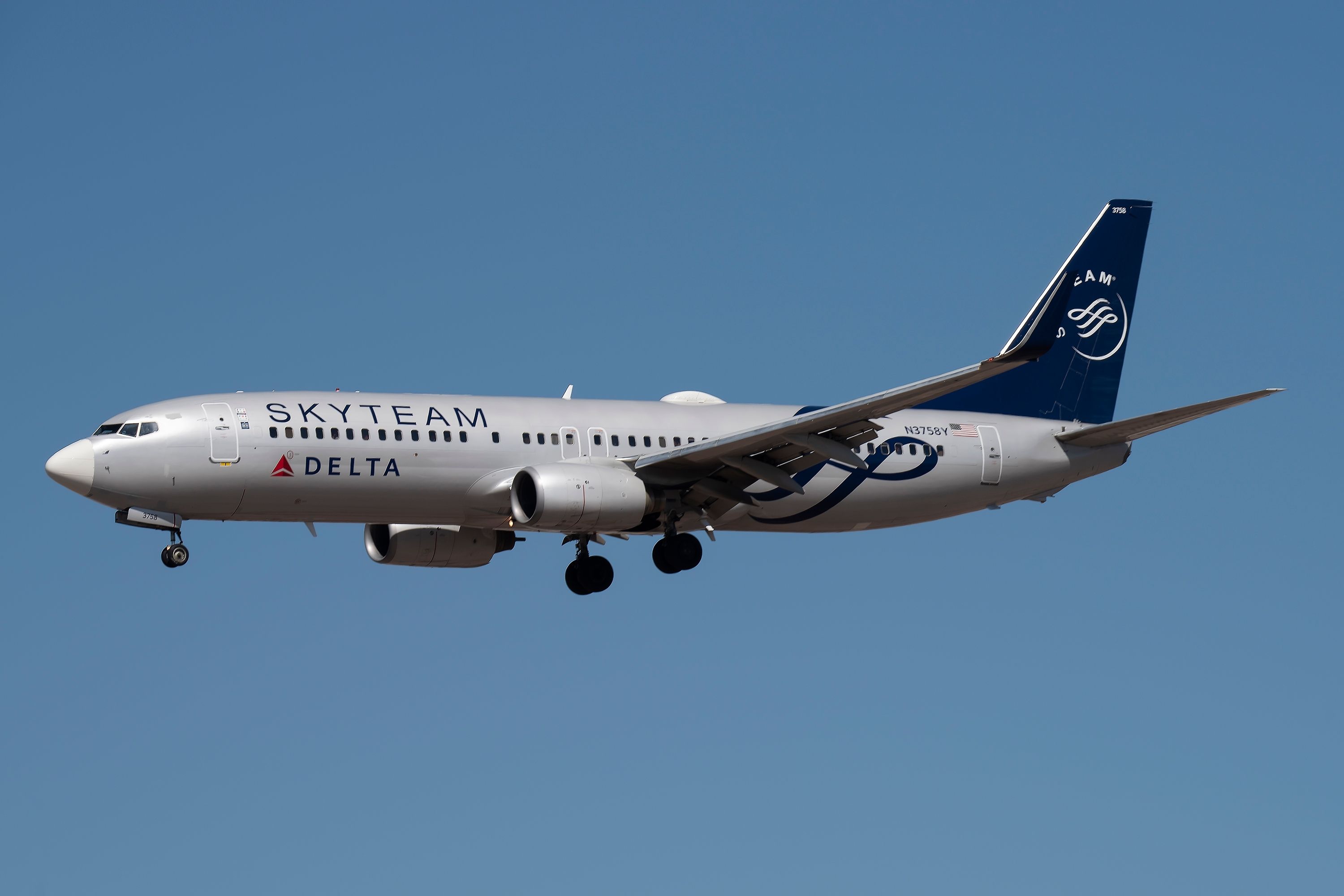 Delta Air Lines波音737-800在phx shutterstock_2271659337